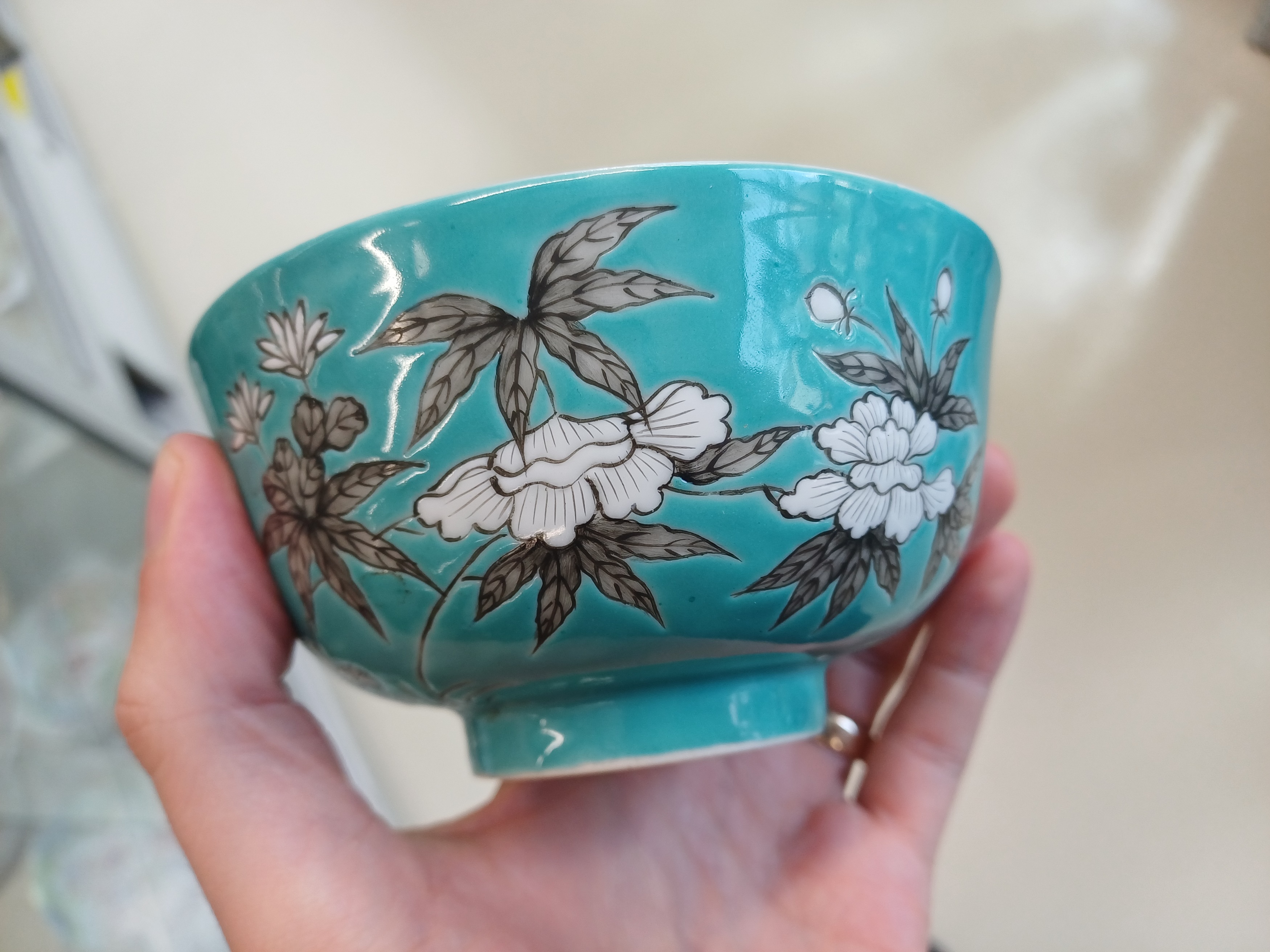 TWO CHINESE EN-GRISAILLE TURQUOISE-GROUND BOWLS 二十世紀 墨彩綠松石綠地花鳥圖盌一對 - Image 5 of 13