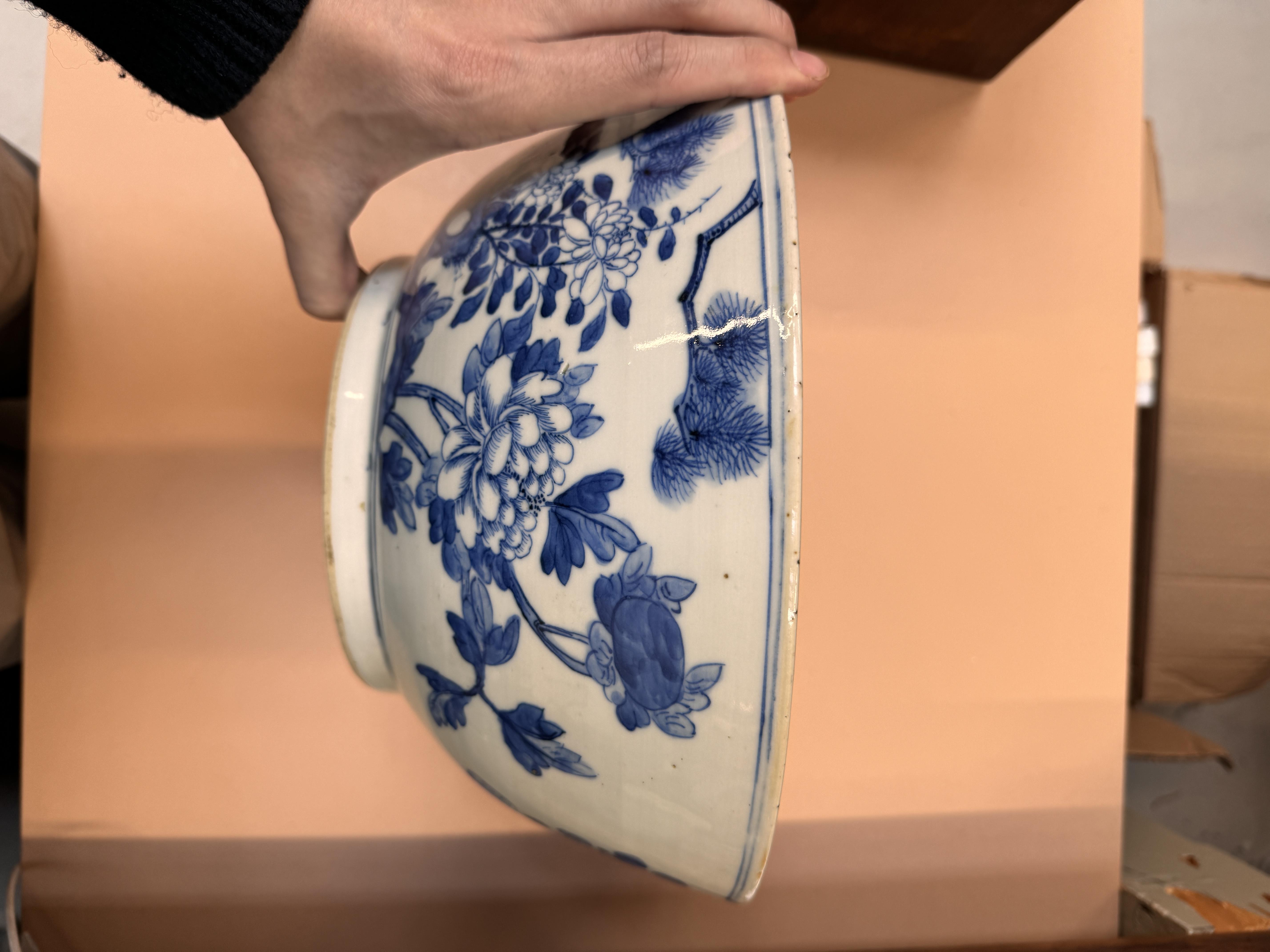 A CHINESE BLUE AND WHITE 'BIRDS AND BLOSSOMS' BOWL 清十九世紀 青花花鳥圖紋盌 - Image 6 of 15