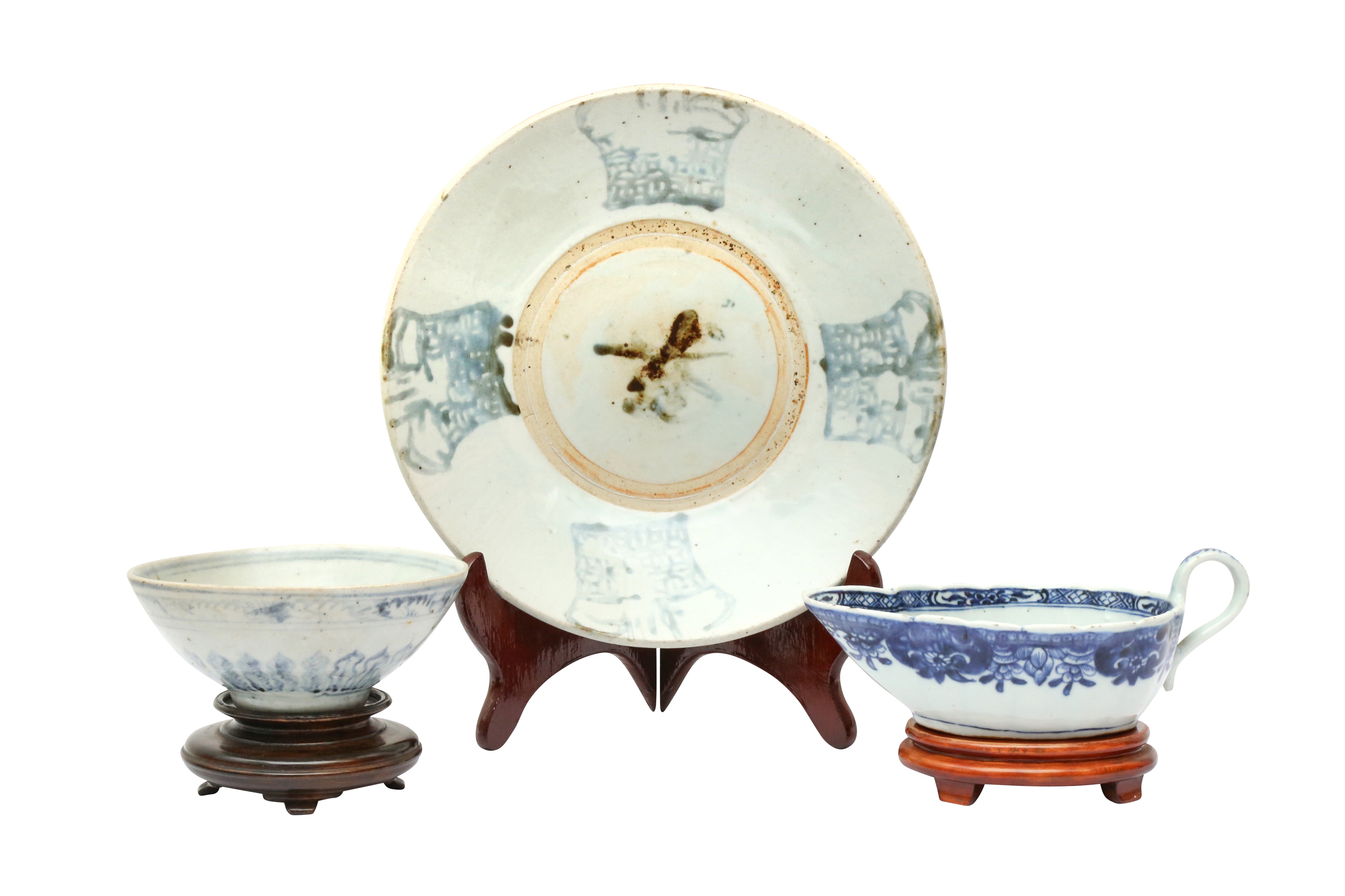 A CHINESE BLUE AND WHITE DISH, BOWL AND A SAUCE BOAT 明至十八世紀 青花盤、盌及醬料船一組