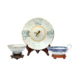 A CHINESE BLUE AND WHITE DISH, BOWL AND A SAUCE BOAT 明至十八世紀 青花盤、盌及醬料船一組