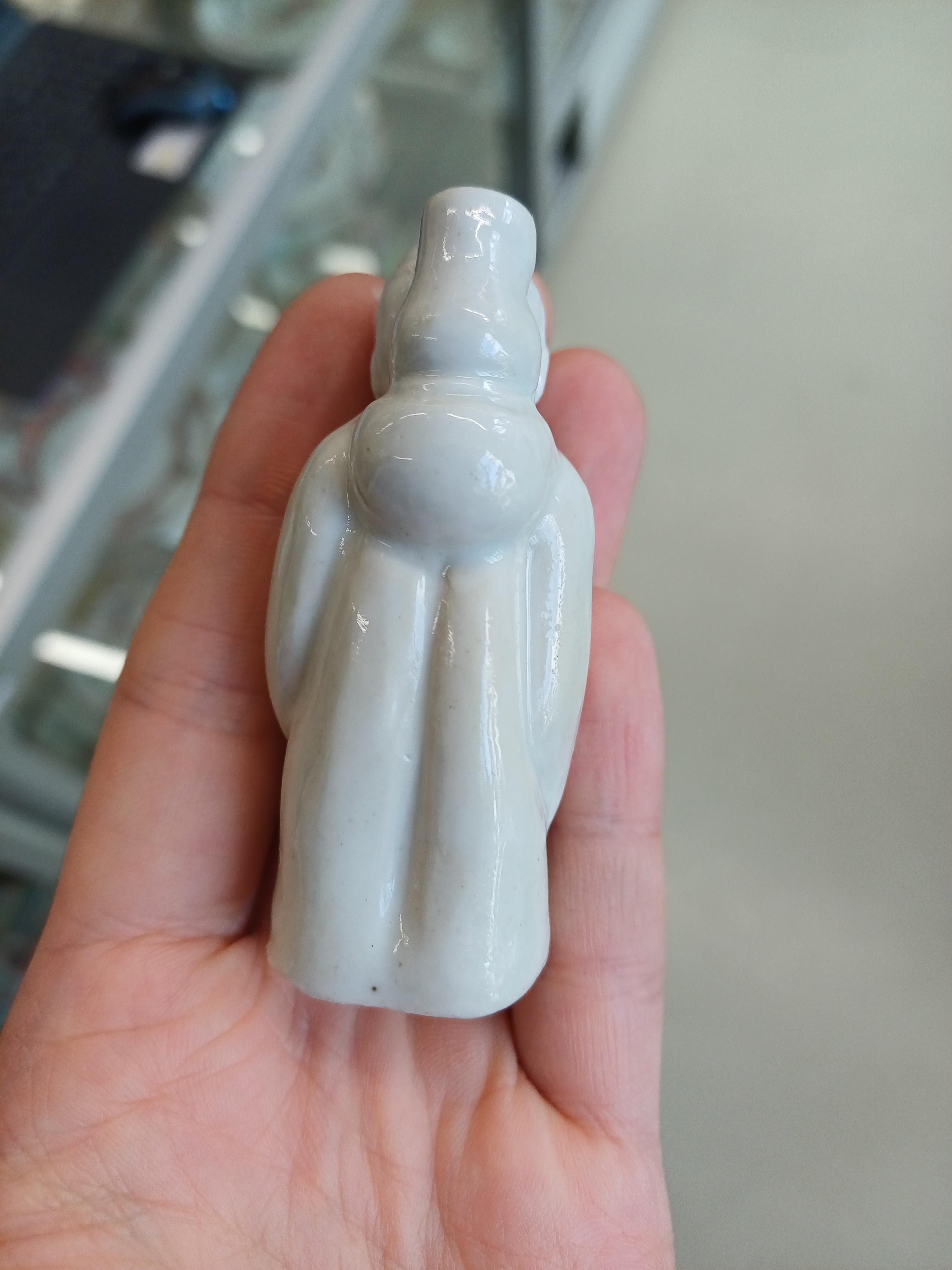 λ A CHINESE BLANC DE CHINE SNUFF BOTTLE MODELLED AS A MONK 十八至十九世紀 德化白釉仙人鼻煙壺 - Image 6 of 7