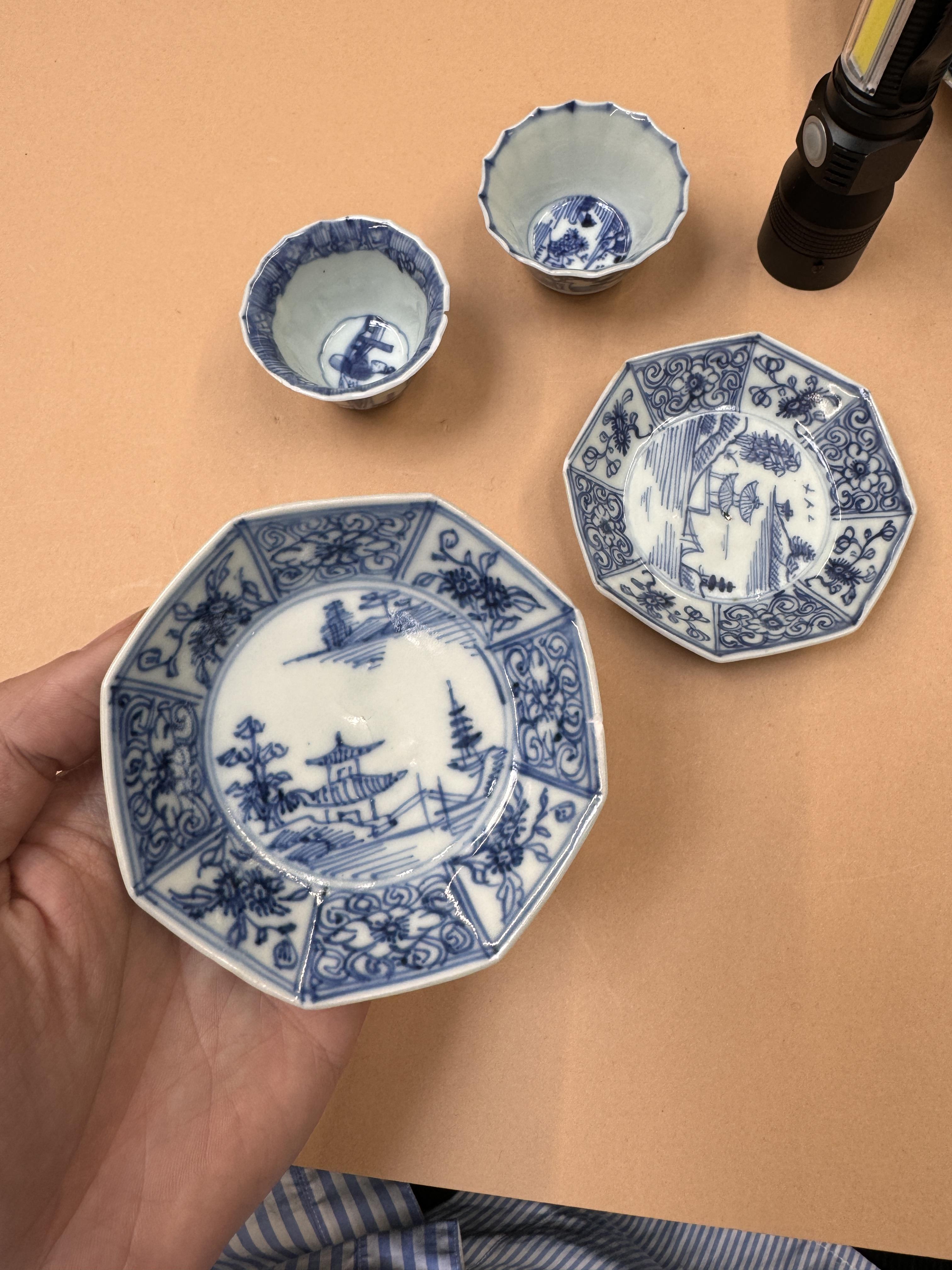 A GROUP OF SMALL CHINESE BLUE AND WHITE DISHES AND CUPS 十八至十九世紀 青花小盤及盃一組 - Image 20 of 23