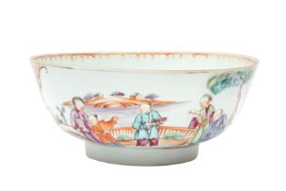 A SMALL CHINESE EXPORT FAMILLE-ROSE 'MANDARIN PALETTE' BOWL 清十八世紀 外銷粉彩人物故事圖紋盌