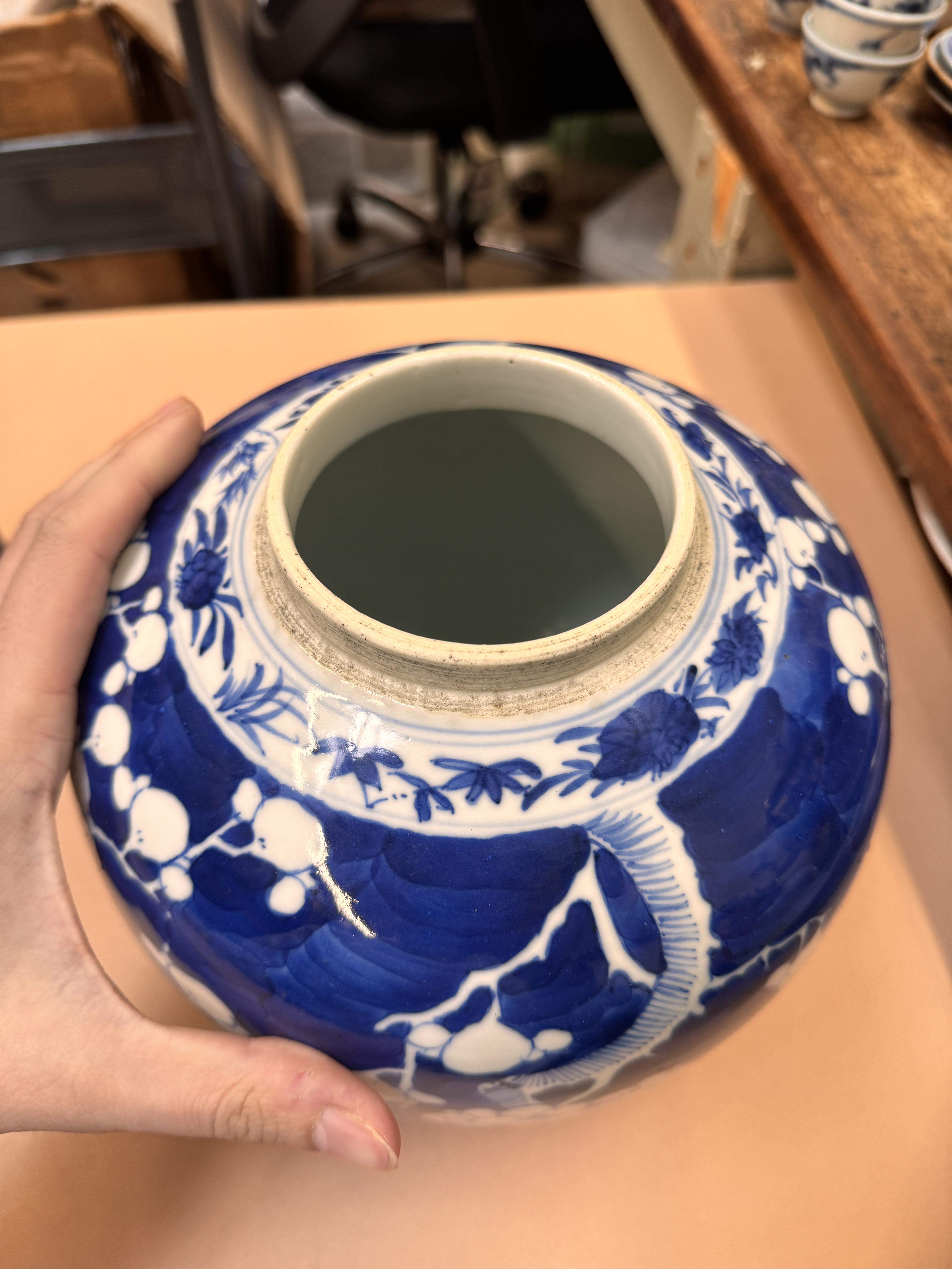 A CHINESE BLUE AND WHITE 'PRUNUS' JAR AND TWO VASES 清十九世紀 青花梅紋罐及瓶兩件 - Bild 14 aus 33