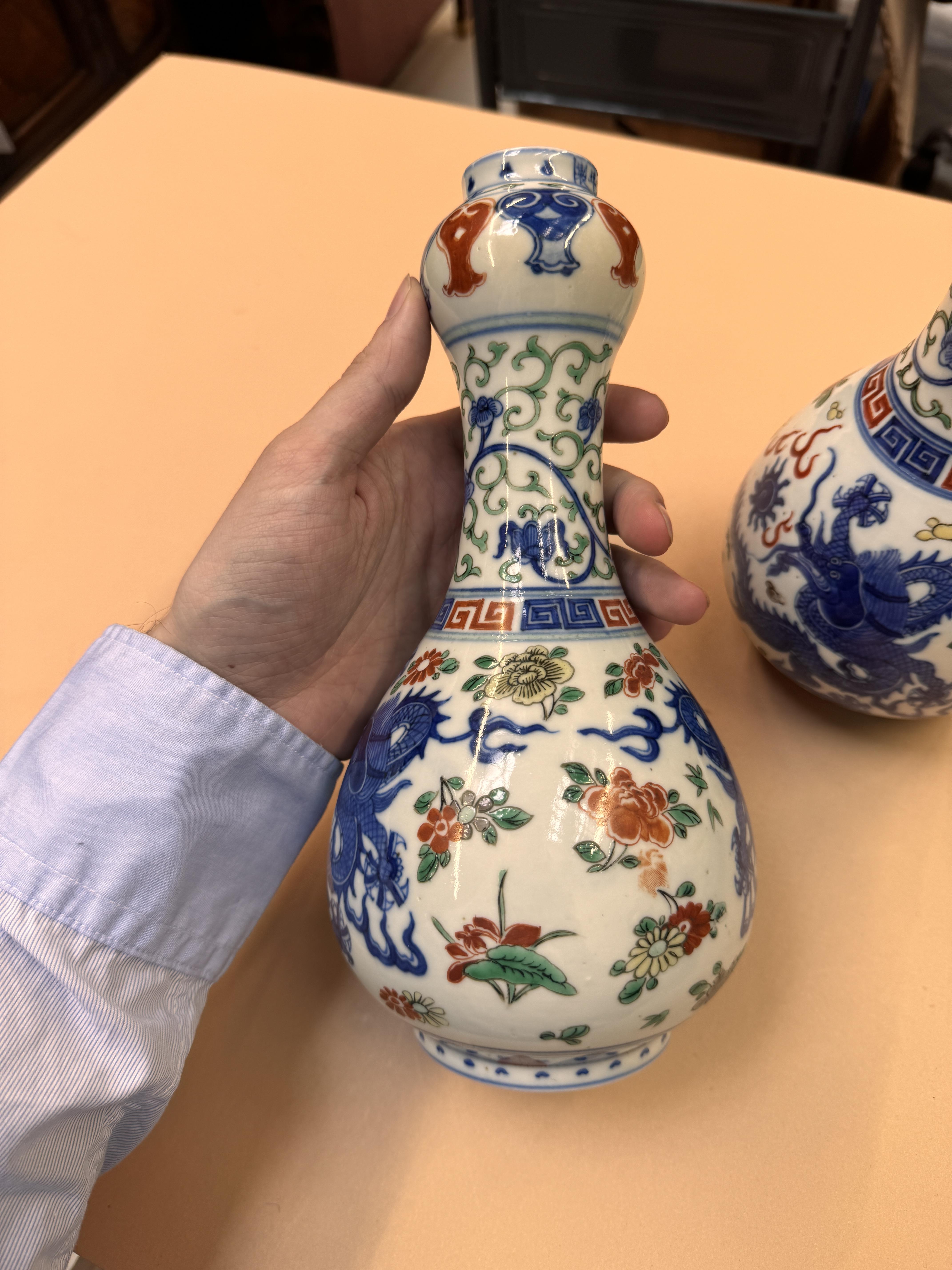 A PAIR OF CHINESE WUCAI 'DRAGON' VASES 民國時期 五彩龍趕珠紋瓶一對 《大明嘉靖年製》款 - Image 2 of 19