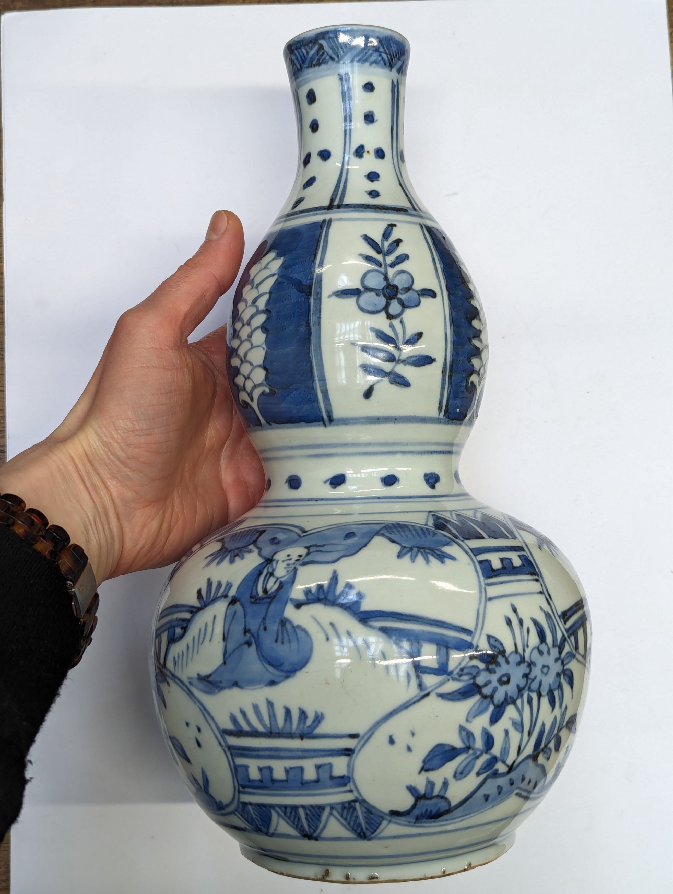 A CHINESE MING-STYLE BLUE AND WHITE DOUBLE GOURD VASE 二十世紀 明式青花葫蘆瓶 - Image 6 of 10