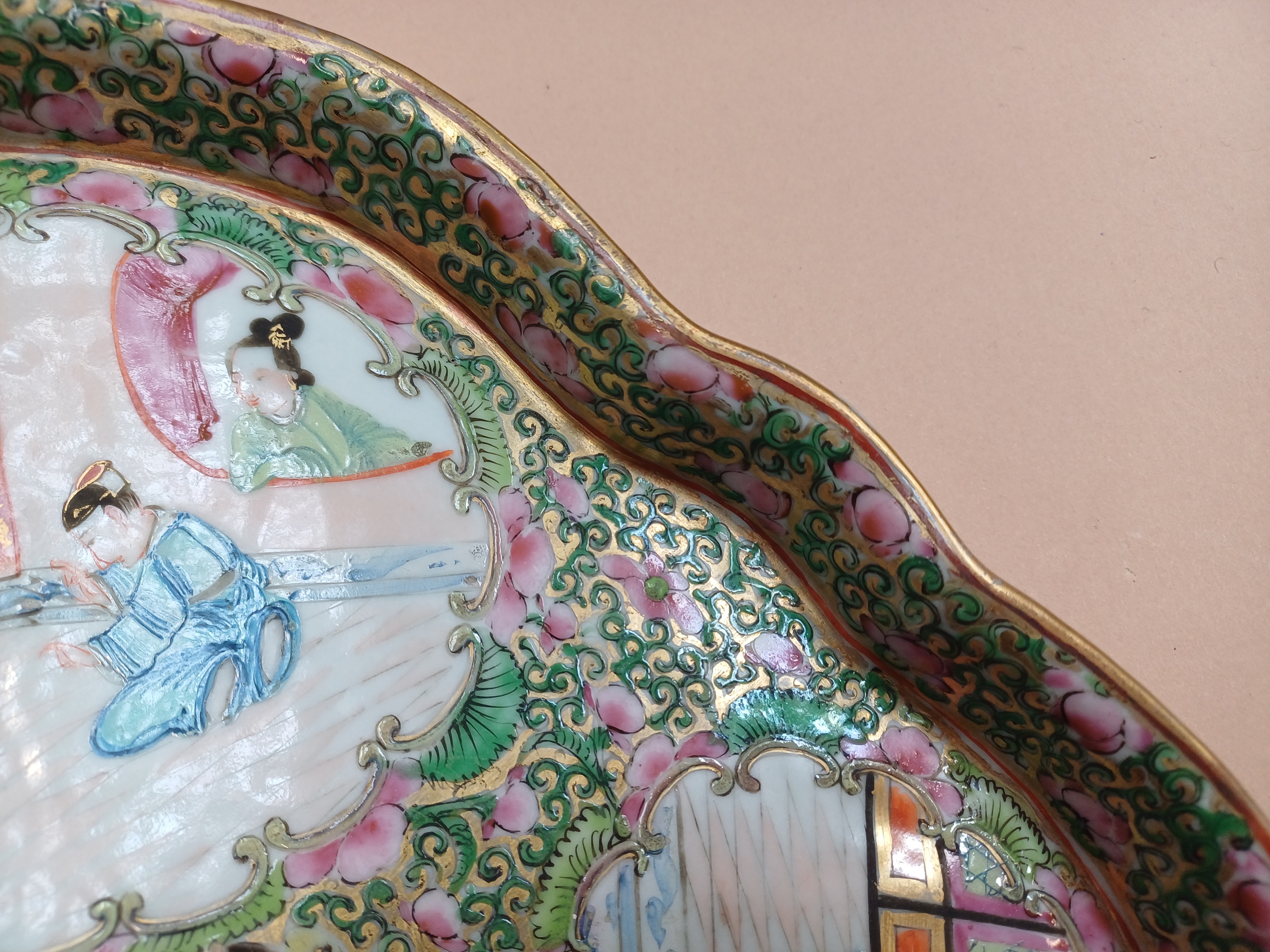 A GROUP OF CHINESE CANTON FAMILLE-ROSE PORCELAIN 晚清 十九或二十世紀 廣彩瓷器一組 - Image 29 of 33