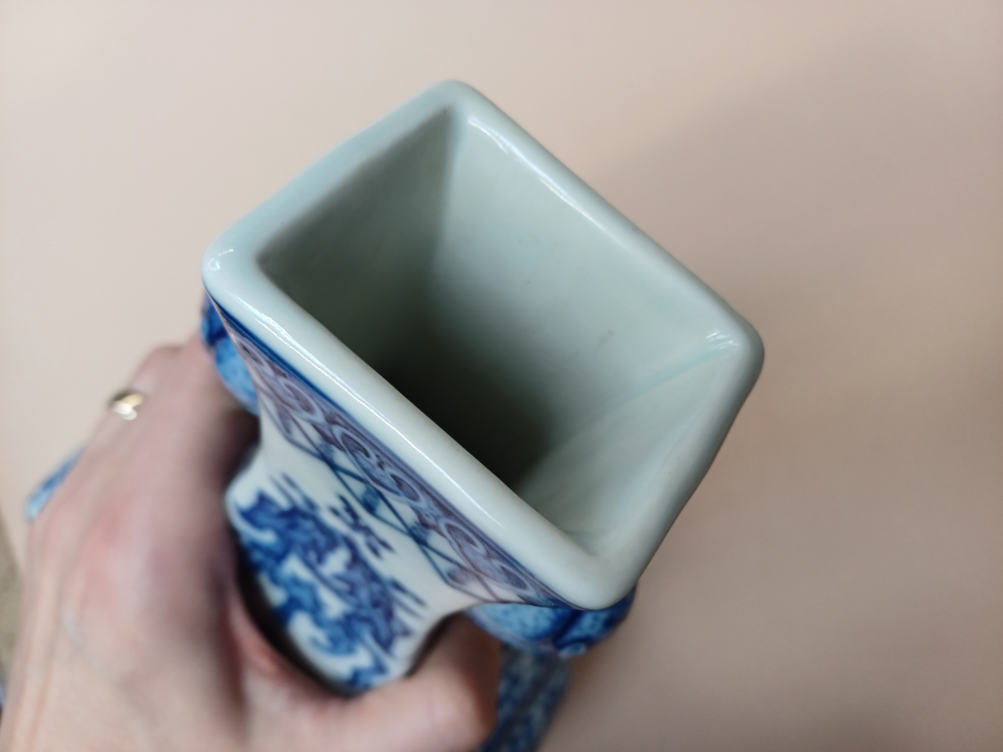 A CHINESE BLUE AND WHITE 'LOTUS SCROLLS' VASE 二十世紀 青花纏枝蓮紋雙象耳瓶 《大清乾隆年製》款 - Image 7 of 8