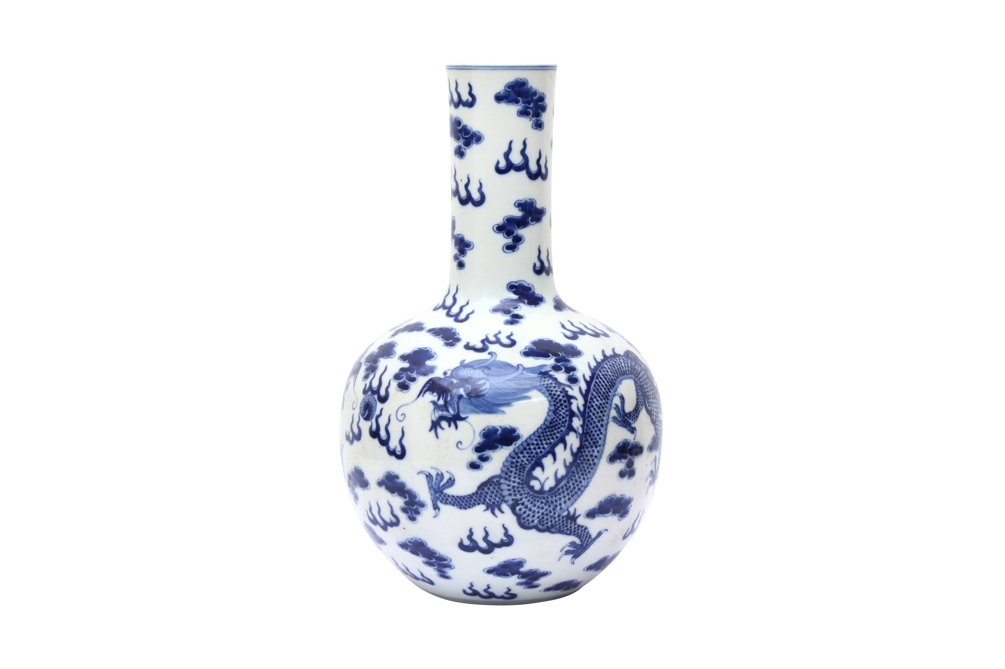 A CHINESE BLUE AND WHITE 'DRAGONS' VASE 清十九世紀 青花雲龍紋瓶