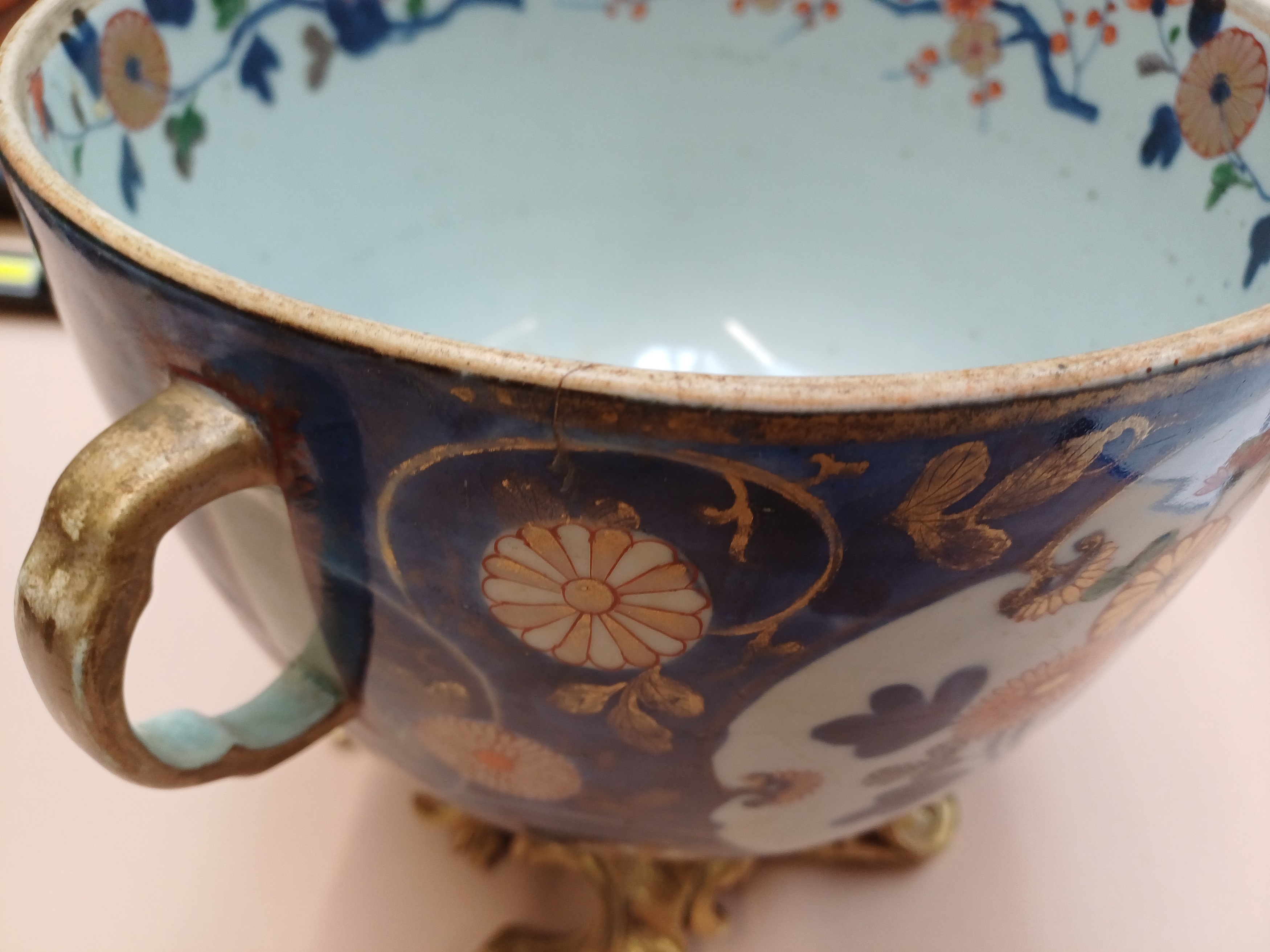 A JAPANESE IMARI POT, A FAMILLE-ROSE DISH, AND TWO JARDINIERES 十九至二十世紀 伊萬里罐，粉彩盤盆一對 - Image 14 of 17