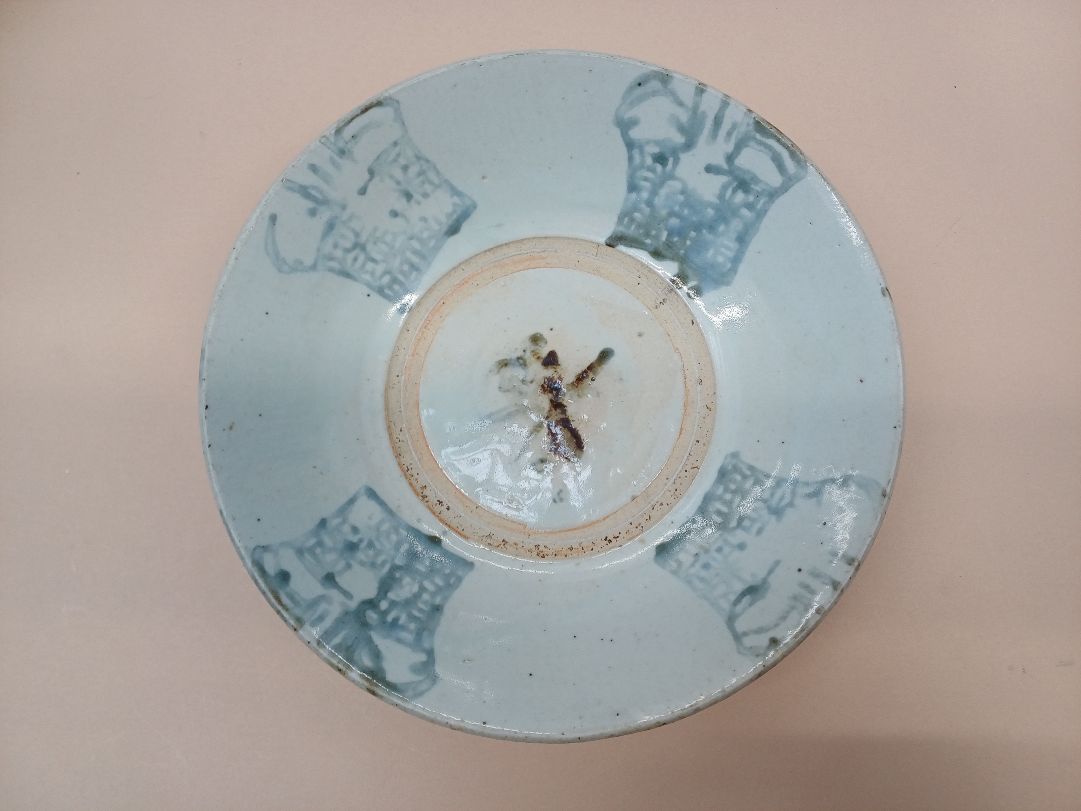 A CHINESE BLUE AND WHITE DISH, BOWL AND A SAUCE BOAT 明至十八世紀 青花盤、盌及醬料船一組 - Image 4 of 16