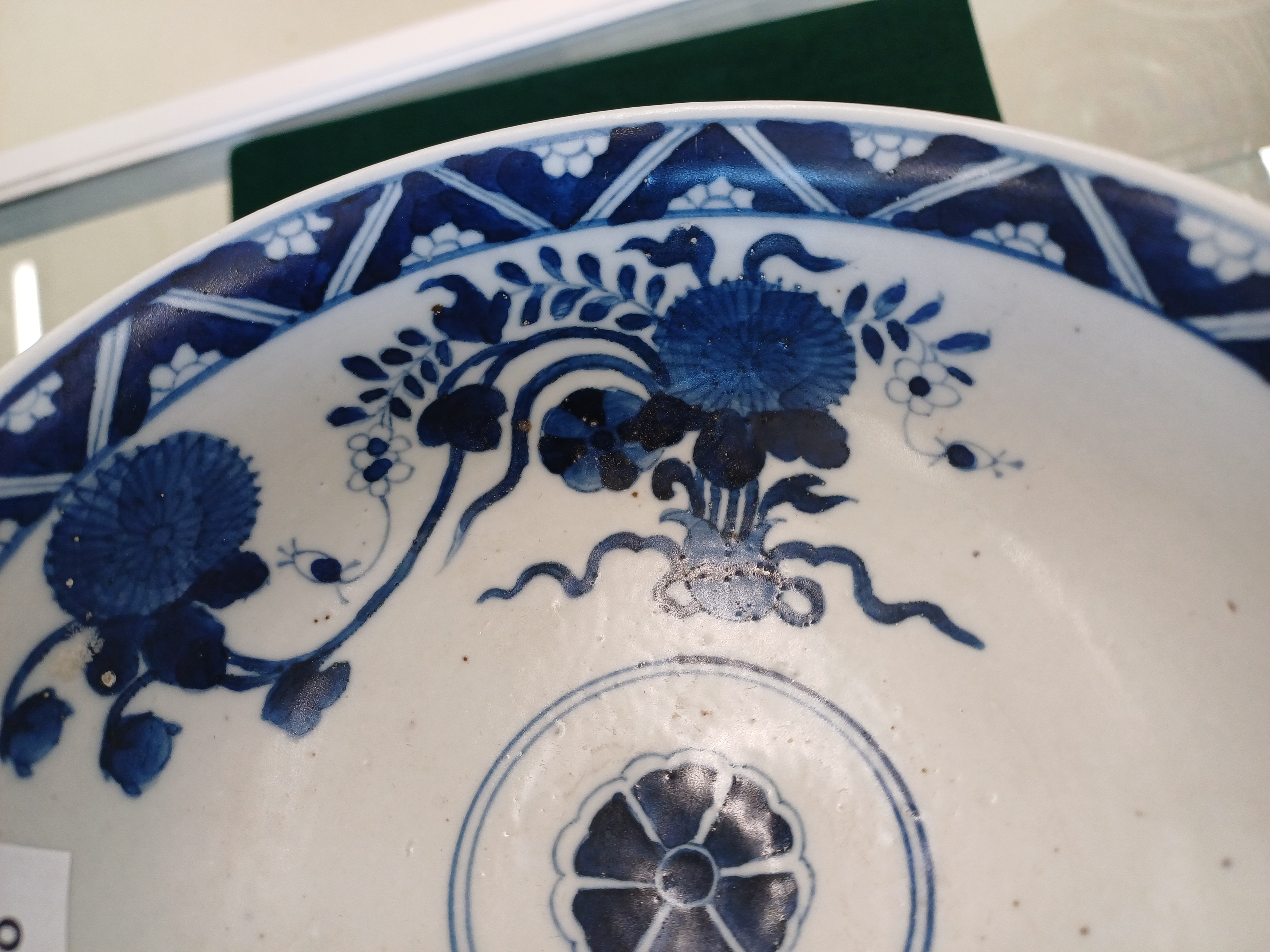 A CHINESE BLUE AND WHITE CAFE-AU-LAIT BOWL 清十八世紀 內青花花卉紋外紫金釉盌 - Image 8 of 10