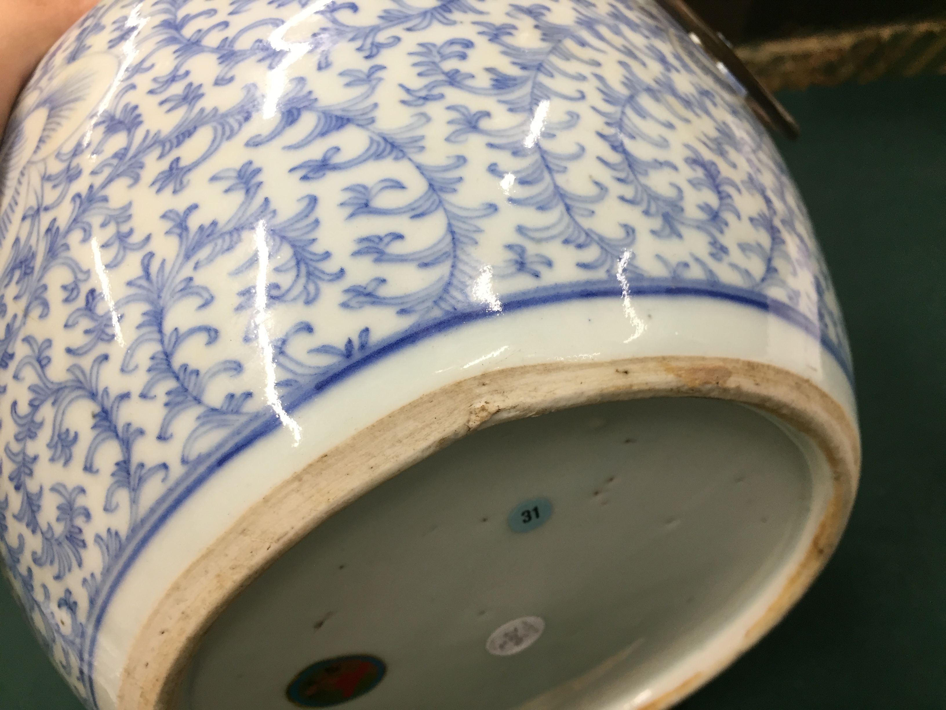 A CHINESE BLUE AND WHITE JAR AND COVER 清十九世紀 青花花卉圖紋蓋罐 - Image 7 of 9