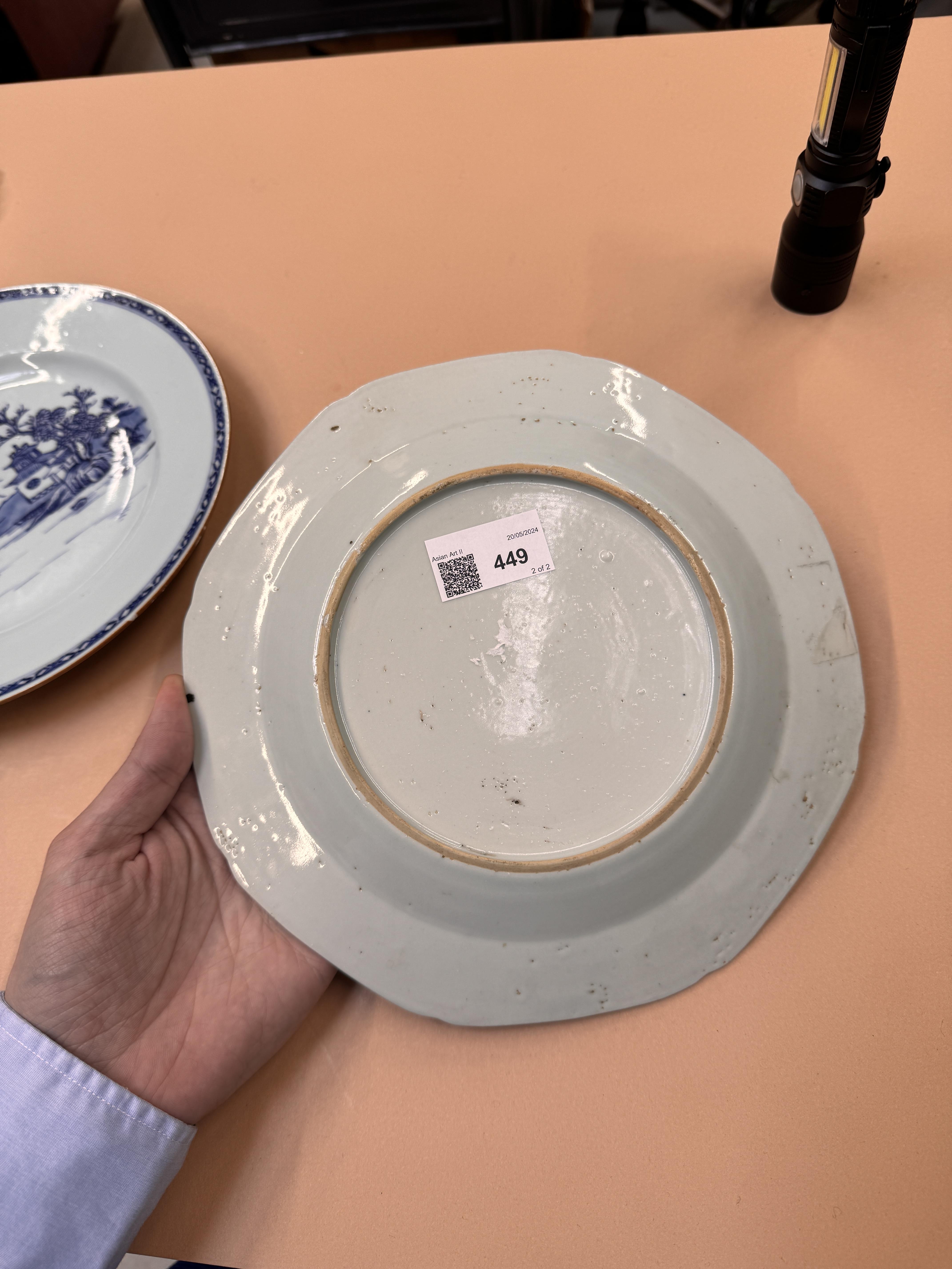TWO CHINESE EXPORT BLUE AND WHITE DISHES 清十八世紀 外銷青花盤兩件 - Image 5 of 12