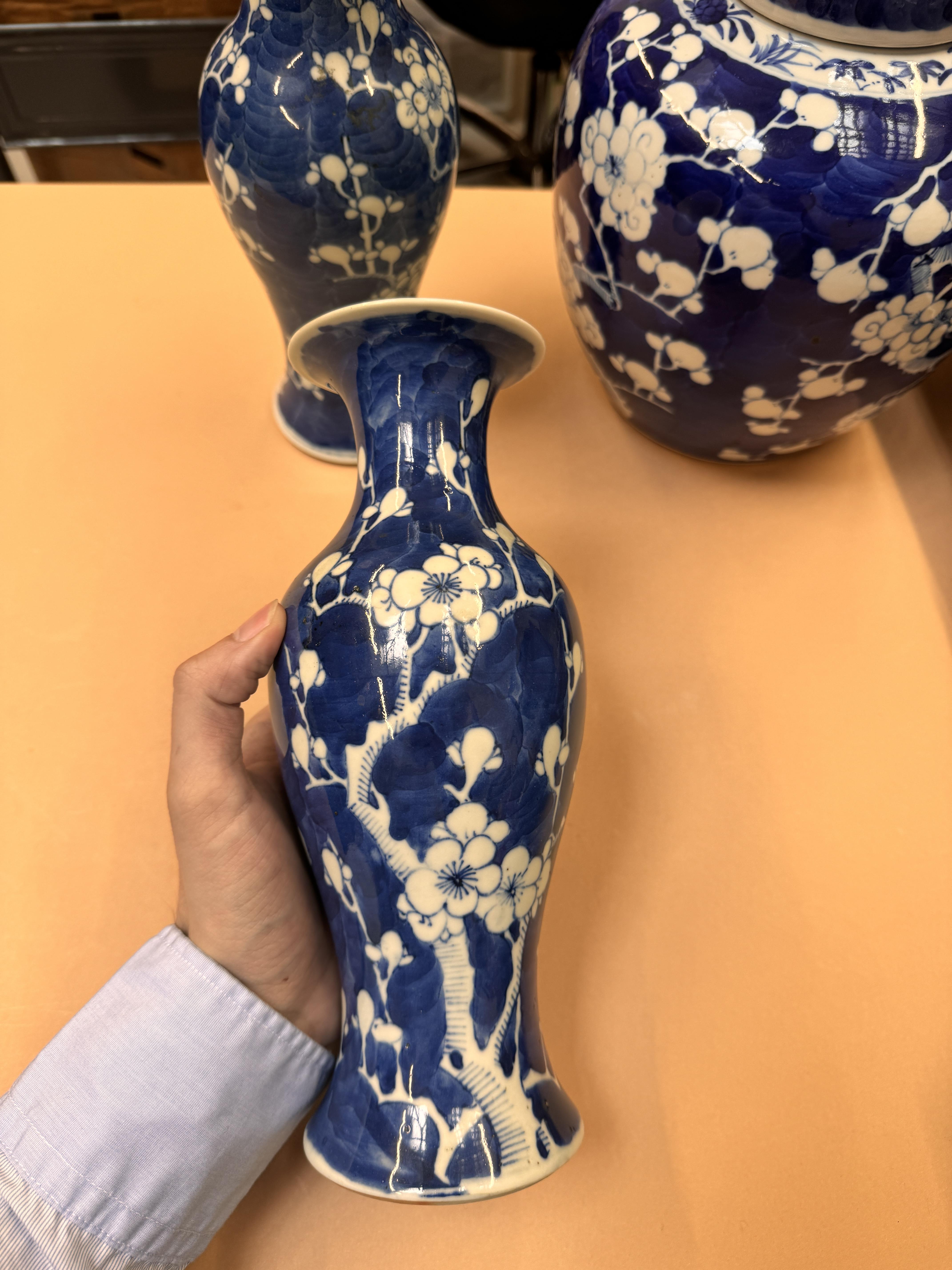 A CHINESE BLUE AND WHITE 'PRUNUS' JAR AND TWO VASES 清十九世紀 青花梅紋罐及瓶兩件 - Bild 3 aus 33