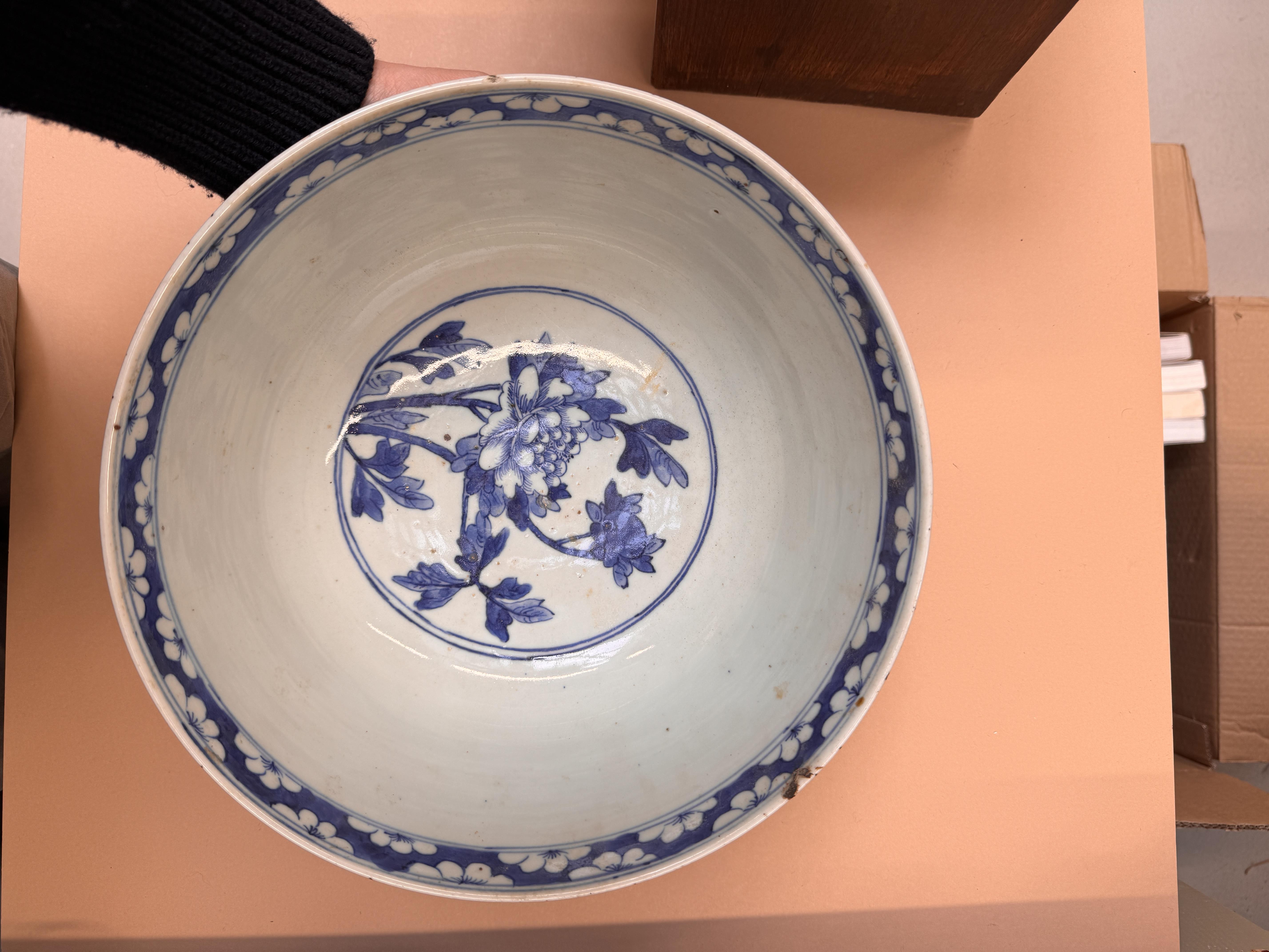 A CHINESE BLUE AND WHITE 'BIRDS AND BLOSSOMS' BOWL 清十九世紀 青花花鳥圖紋盌 - Image 4 of 15