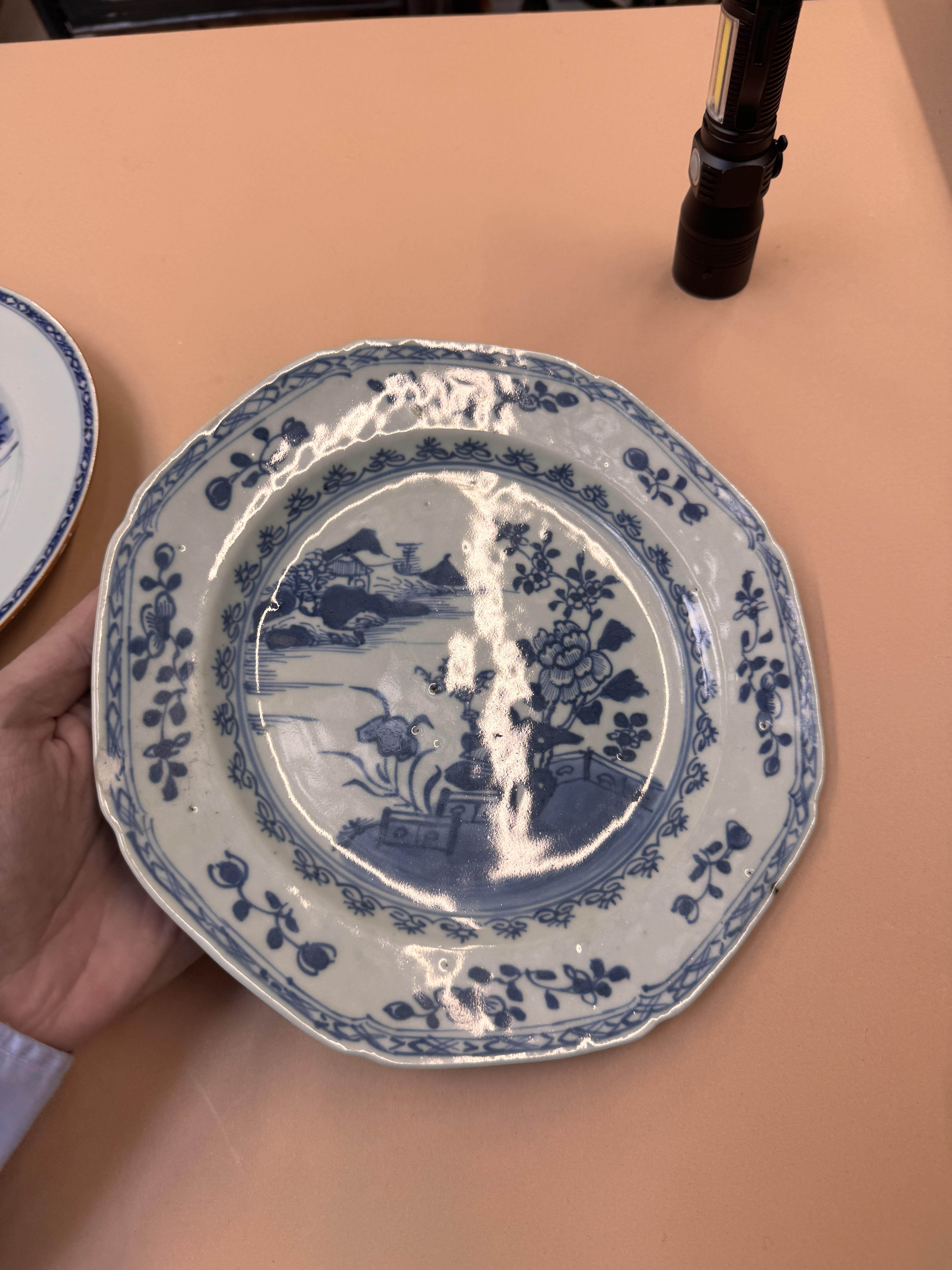 TWO CHINESE EXPORT BLUE AND WHITE DISHES 清十八世紀 外銷青花盤兩件 - Image 11 of 12