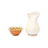 A CHINESE SANCAI-GLAZED BOWL AND A WHITE-GLAZED POTTERY FLASK 二十世紀 三彩盌及白釉皮囊壺