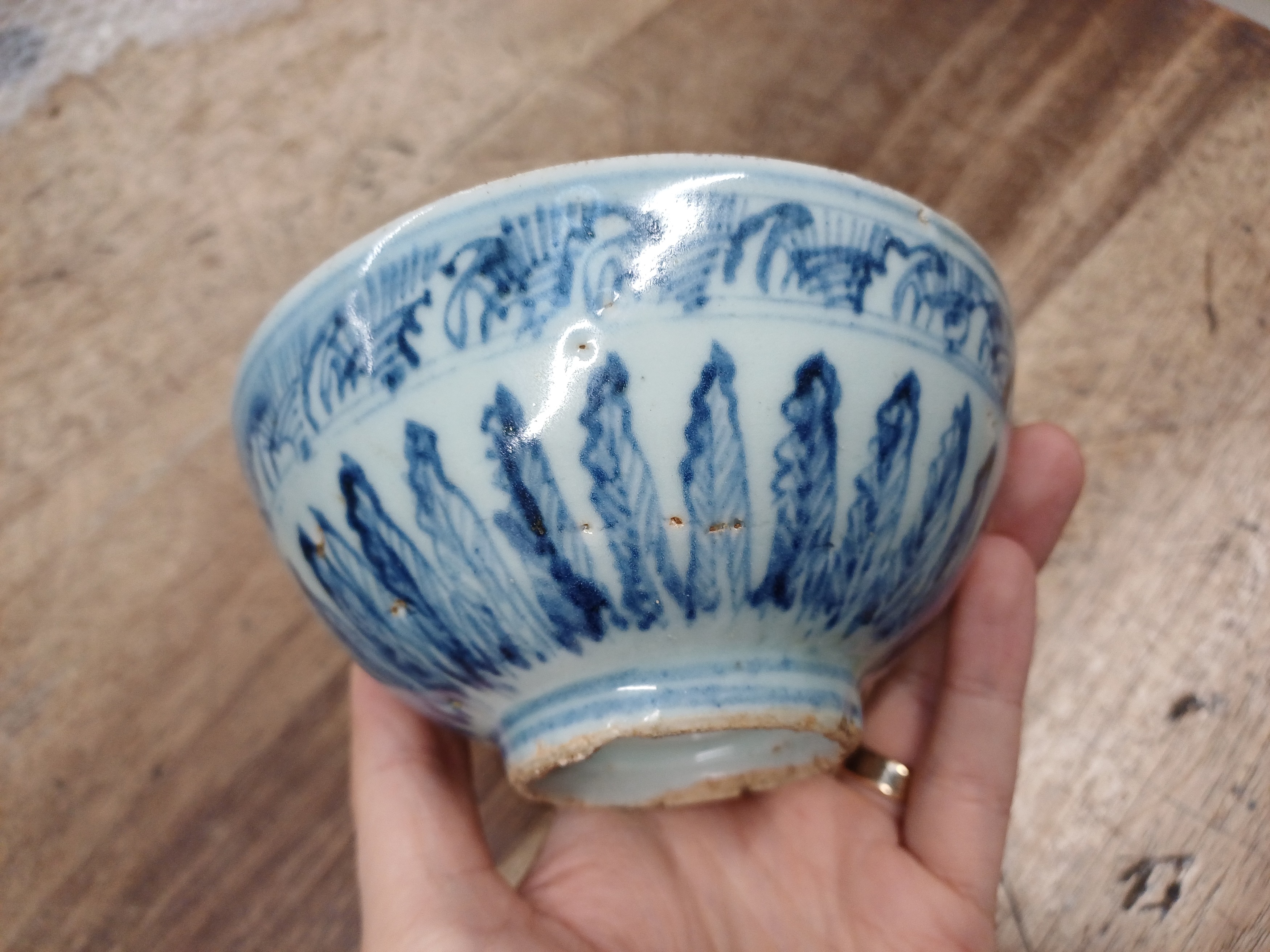 A CHINESE BLUE AND WHITE BOWL 明 青花蕉葉紋盌 - Image 3 of 6