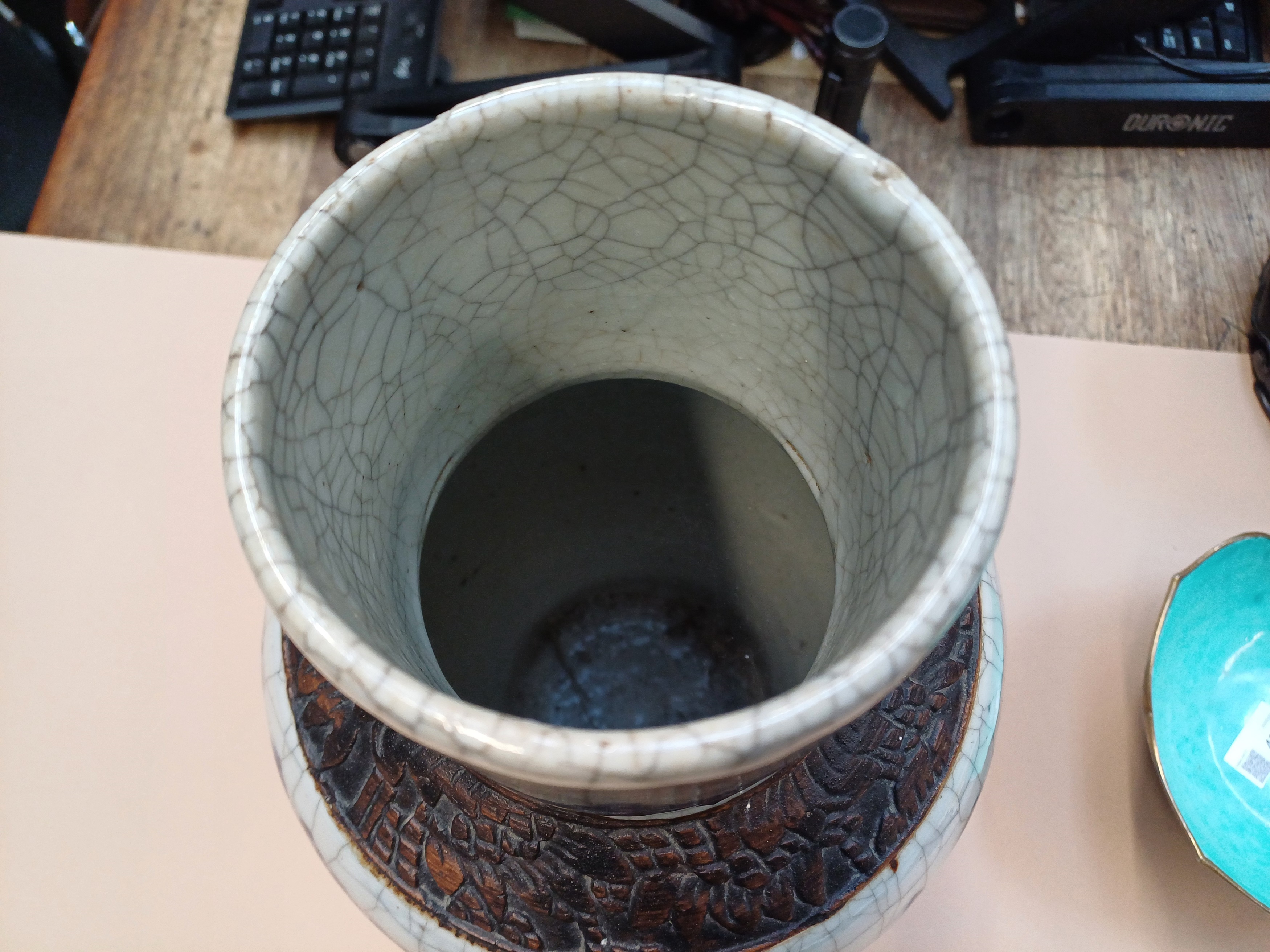 A CHINESE BLUE-GROUND 'PETAL' BOWL, A BLUE AND WHITE VASE AND A JAR 十九世紀至民國時期 藍地人物花瓣盌、青花山水圖紋瓶及「囍」罐 - Image 20 of 22