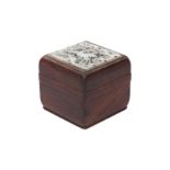 A CHINESE JADE-INLAID WOOD BOX AND COVER 二十世紀 嵌玉木盒