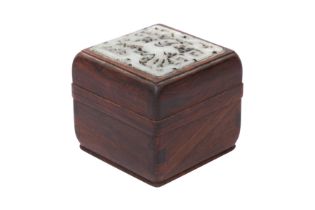 A CHINESE JADE-INLAID WOOD BOX AND COVER 二十世紀 嵌玉木盒