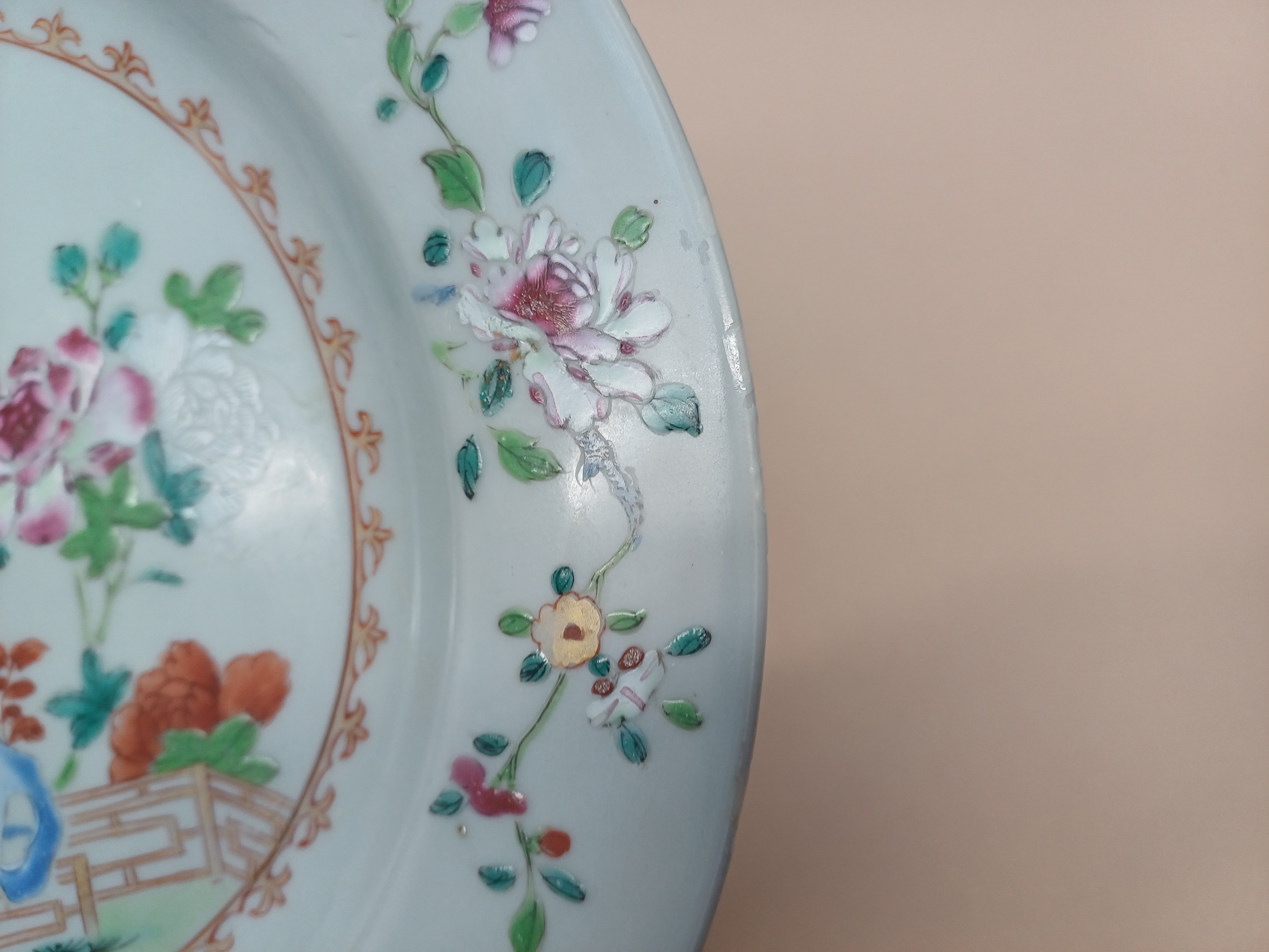 TWO CHINESE EXPORT FAMILLE-ROSE 'CRANES AND BLOSSOMS' DISHES 清十八世紀 外銷粉彩牡丹鶴紋盤兩件 - Image 5 of 15