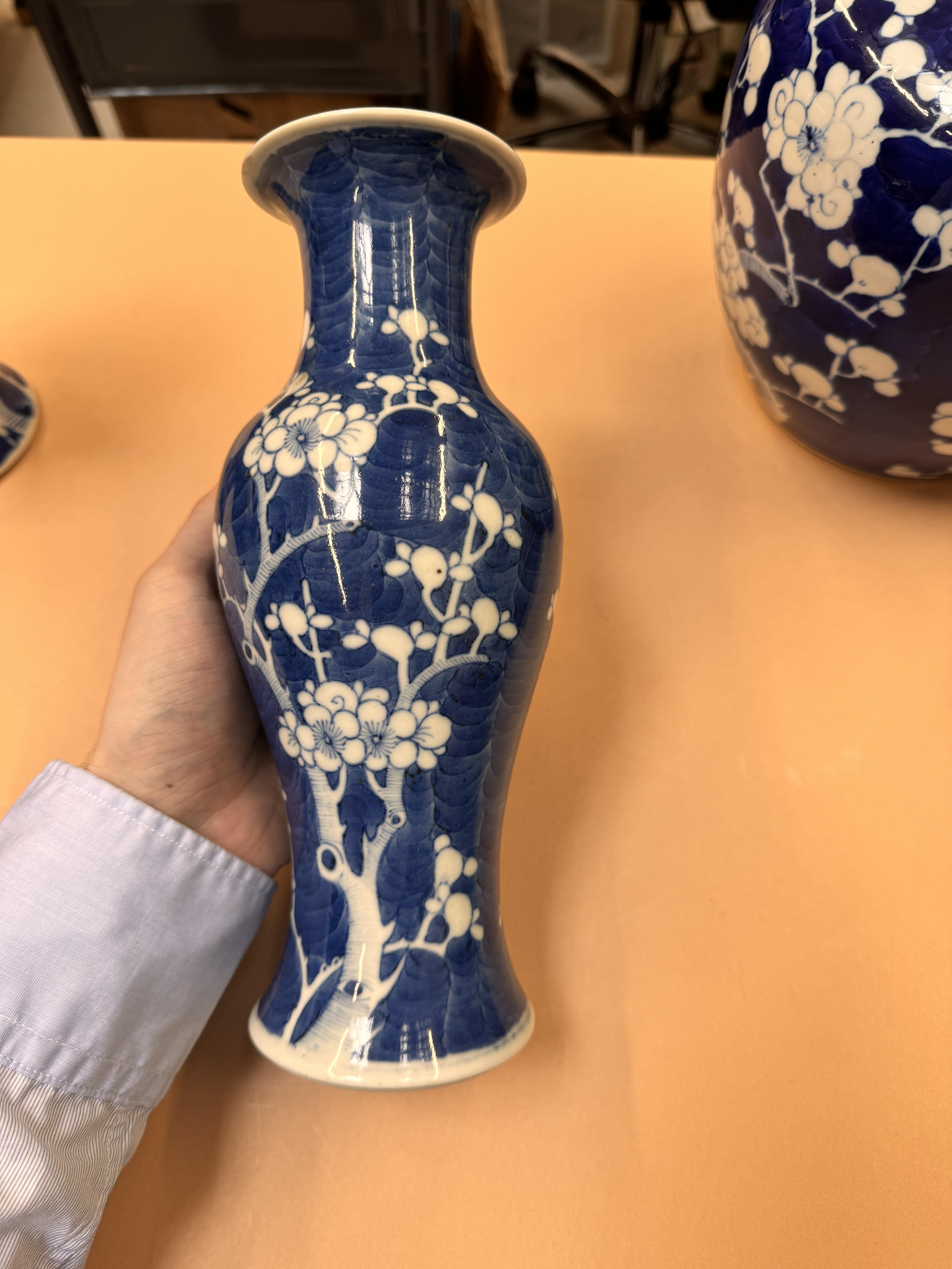 A CHINESE BLUE AND WHITE 'PRUNUS' JAR AND TWO VASES 清十九世紀 青花梅紋罐及瓶兩件 - Image 11 of 33