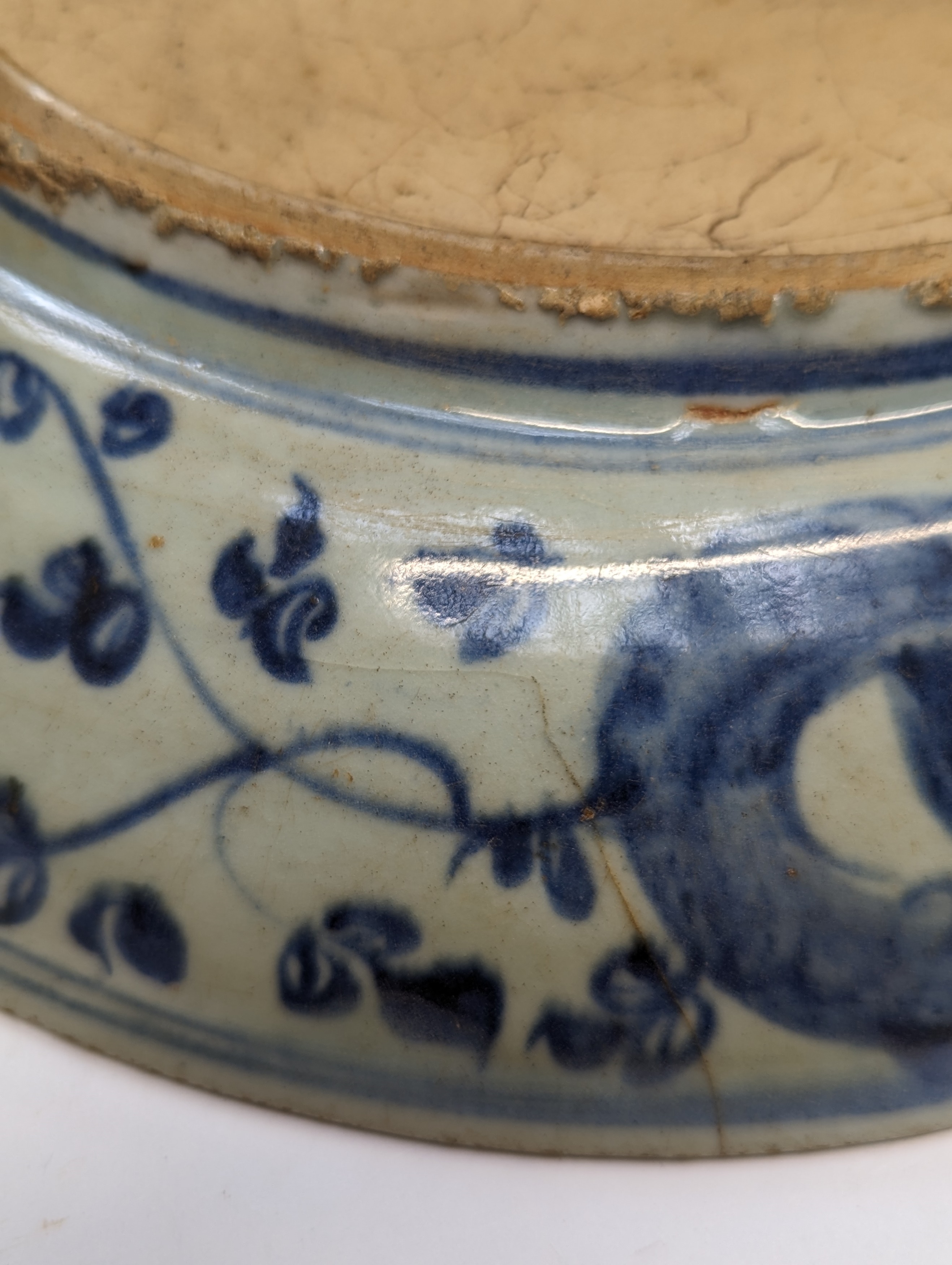 A CHINESE BLUE AND WHITE 'SCHOLAR'S ROCK' DISH 明 青花供石紋盤 - Image 12 of 13