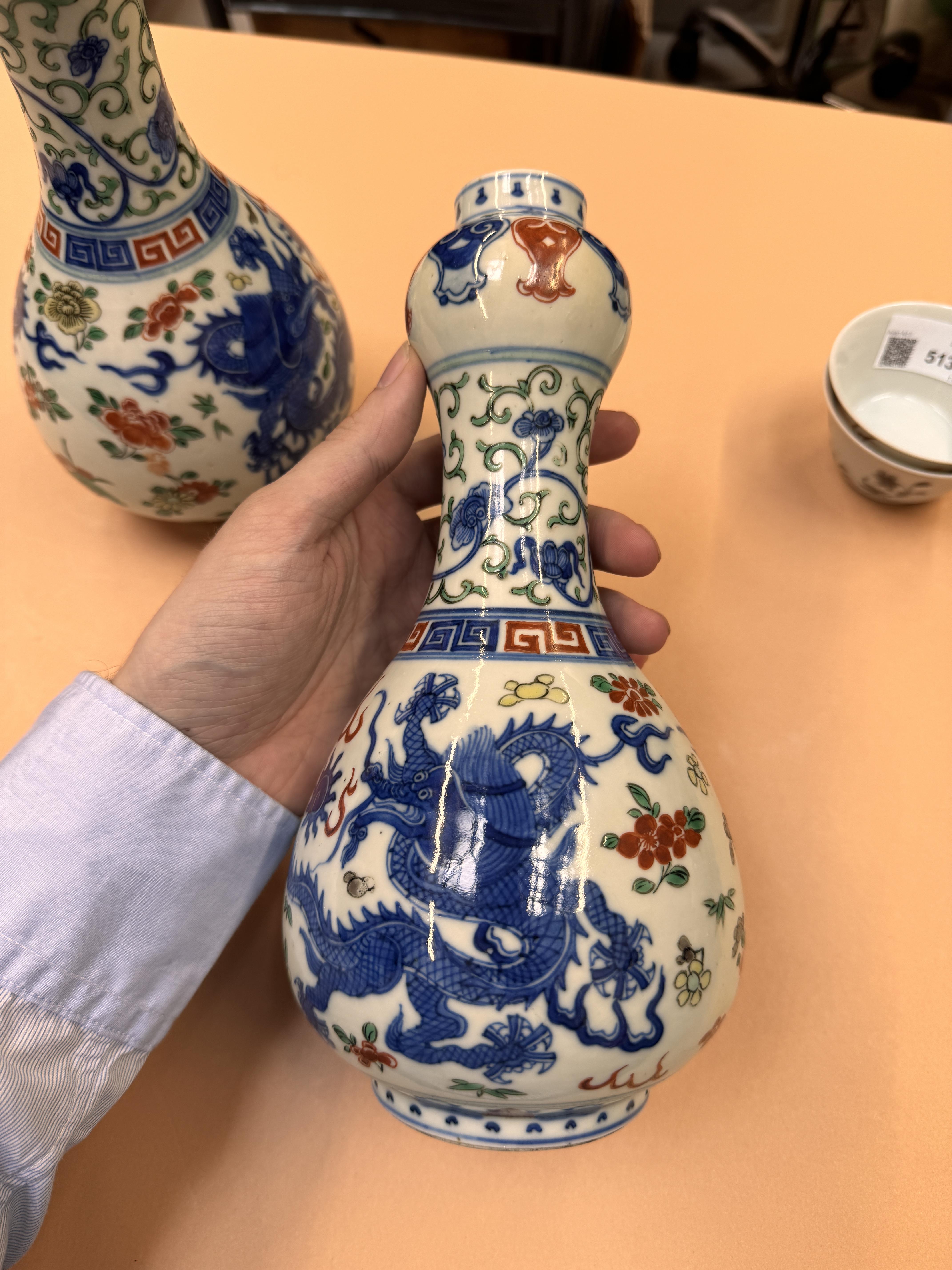 A PAIR OF CHINESE WUCAI 'DRAGON' VASES 民國時期 五彩龍趕珠紋瓶一對 《大明嘉靖年製》款 - Image 15 of 19