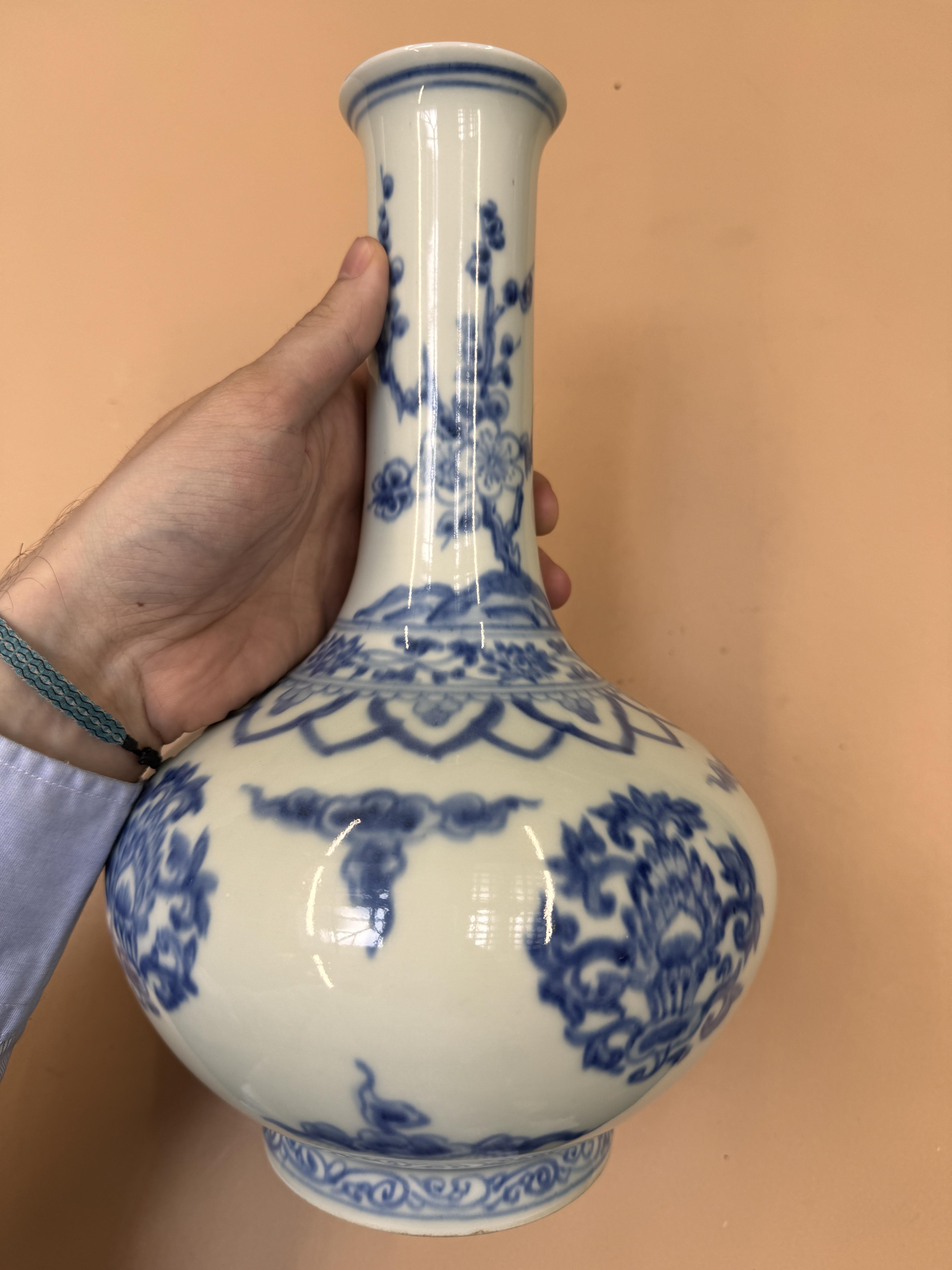 A CHINESE BLUE AND WHITE 'LOTUS' BOTTLE VASE 二十世紀 青花團蓮紋瓶 - Image 10 of 15