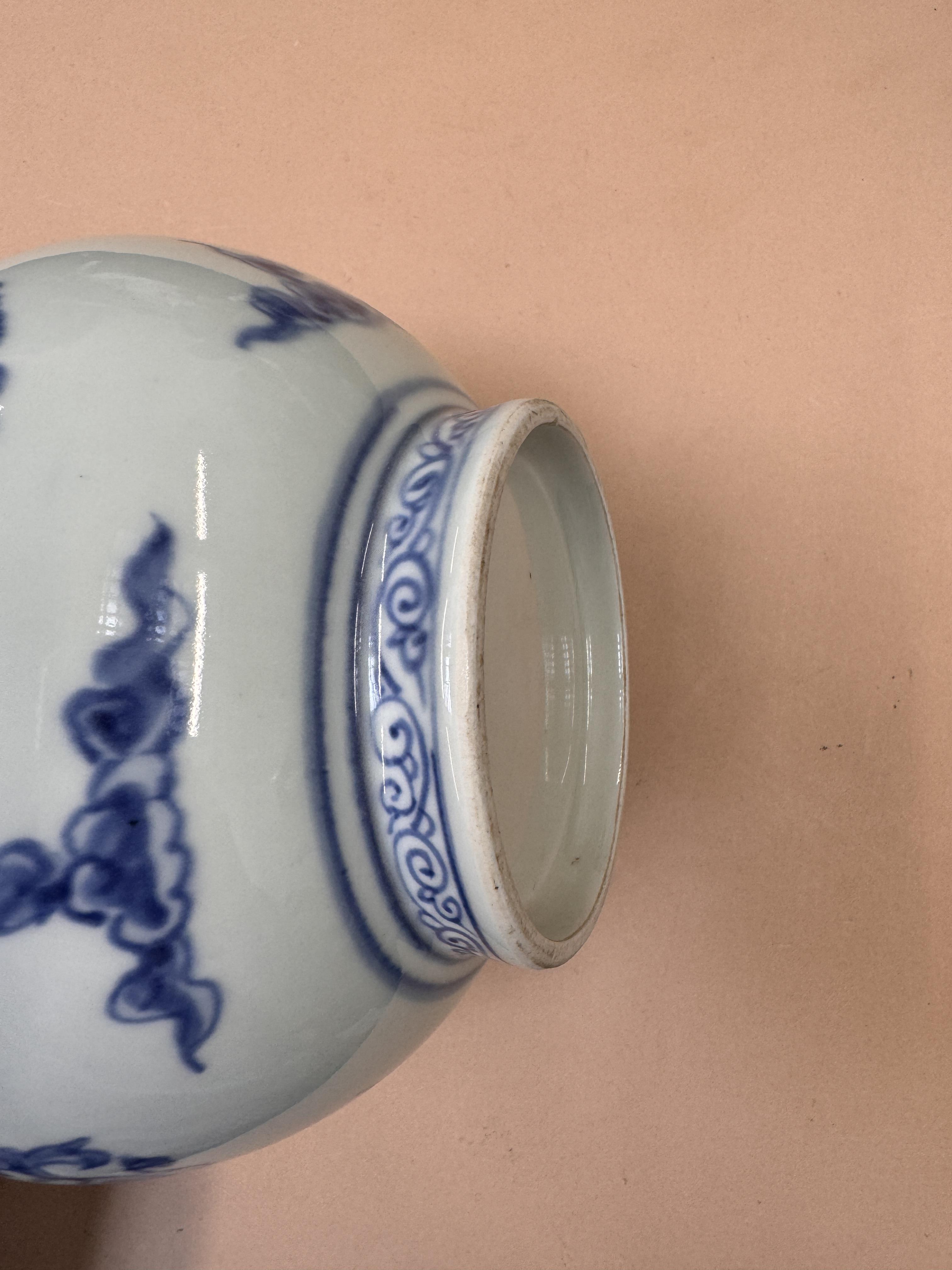A CHINESE BLUE AND WHITE 'LOTUS' BOTTLE VASE 二十世紀 青花團蓮紋瓶 - Image 5 of 15