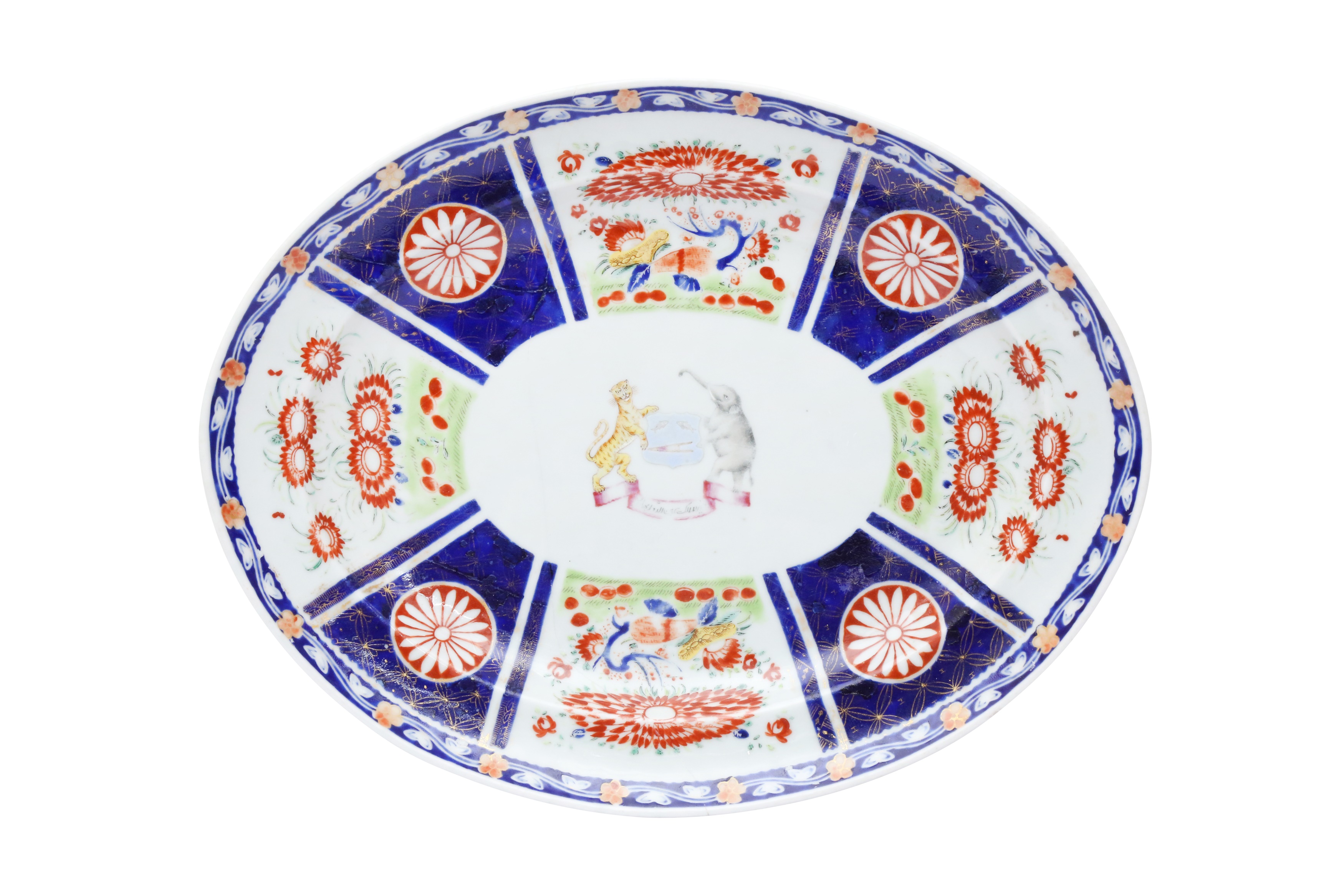 A CHINESE EXPORT ARMORIAL OVAL DISH FOR THE INDIAN MARKET 清十九世紀 約1820年 外銷粉彩繪徽章紋盤