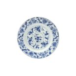 A CHINESE BLUE AND WHITE 'FLORAL' DISH 十八至十九世紀 青花花卉紋盤