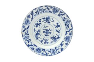 A CHINESE BLUE AND WHITE 'FLORAL' DISH 十八至十九世紀 青花花卉紋盤