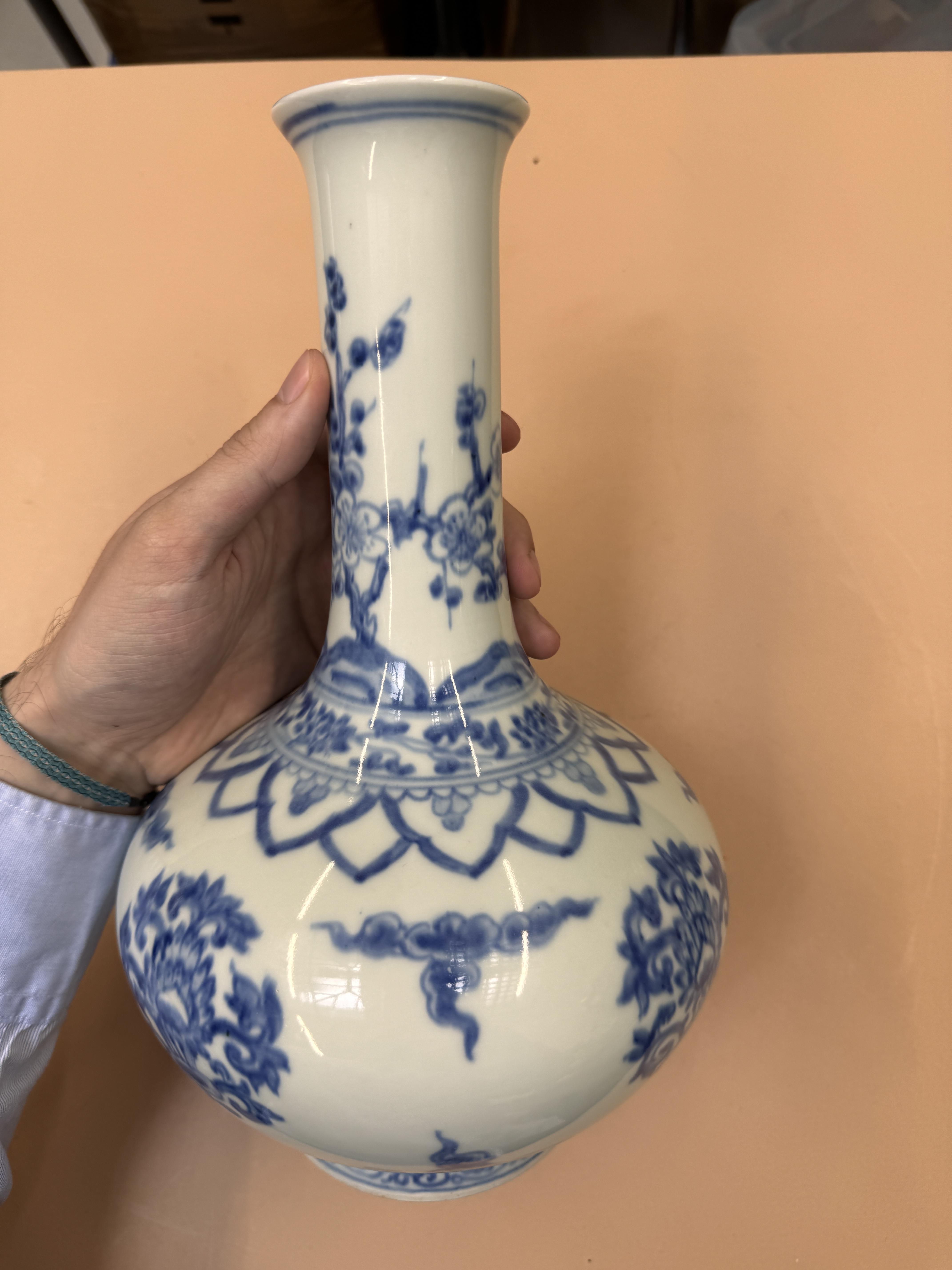 A CHINESE BLUE AND WHITE 'LOTUS' BOTTLE VASE 二十世紀 青花團蓮紋瓶 - Image 11 of 15