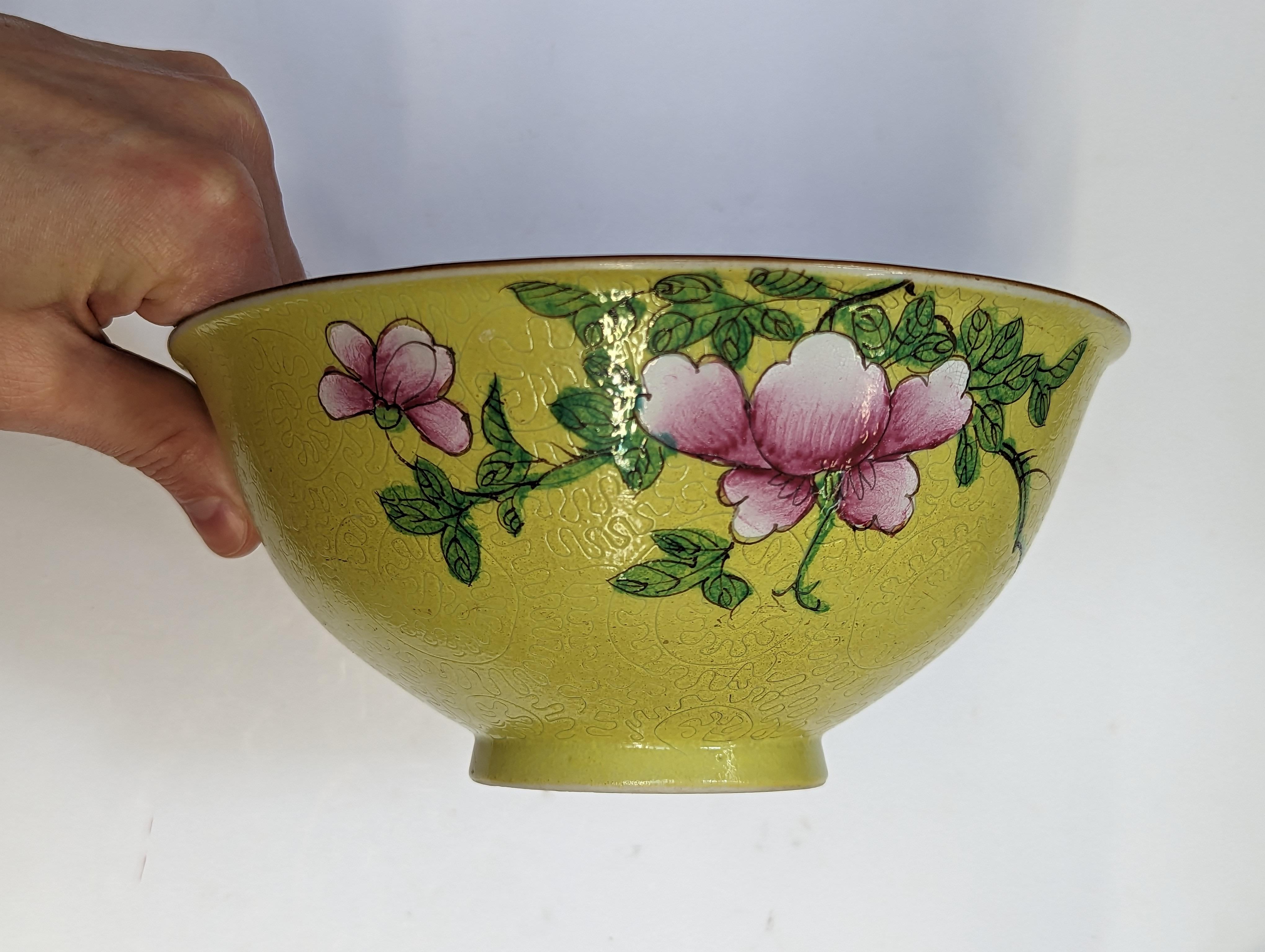 A CHINESE FAMILLE-ROSE YELLOW-GROUND SGRAFFITO BOWL 清十九世紀 黃地粉彩花卉紋盌 - Image 3 of 9