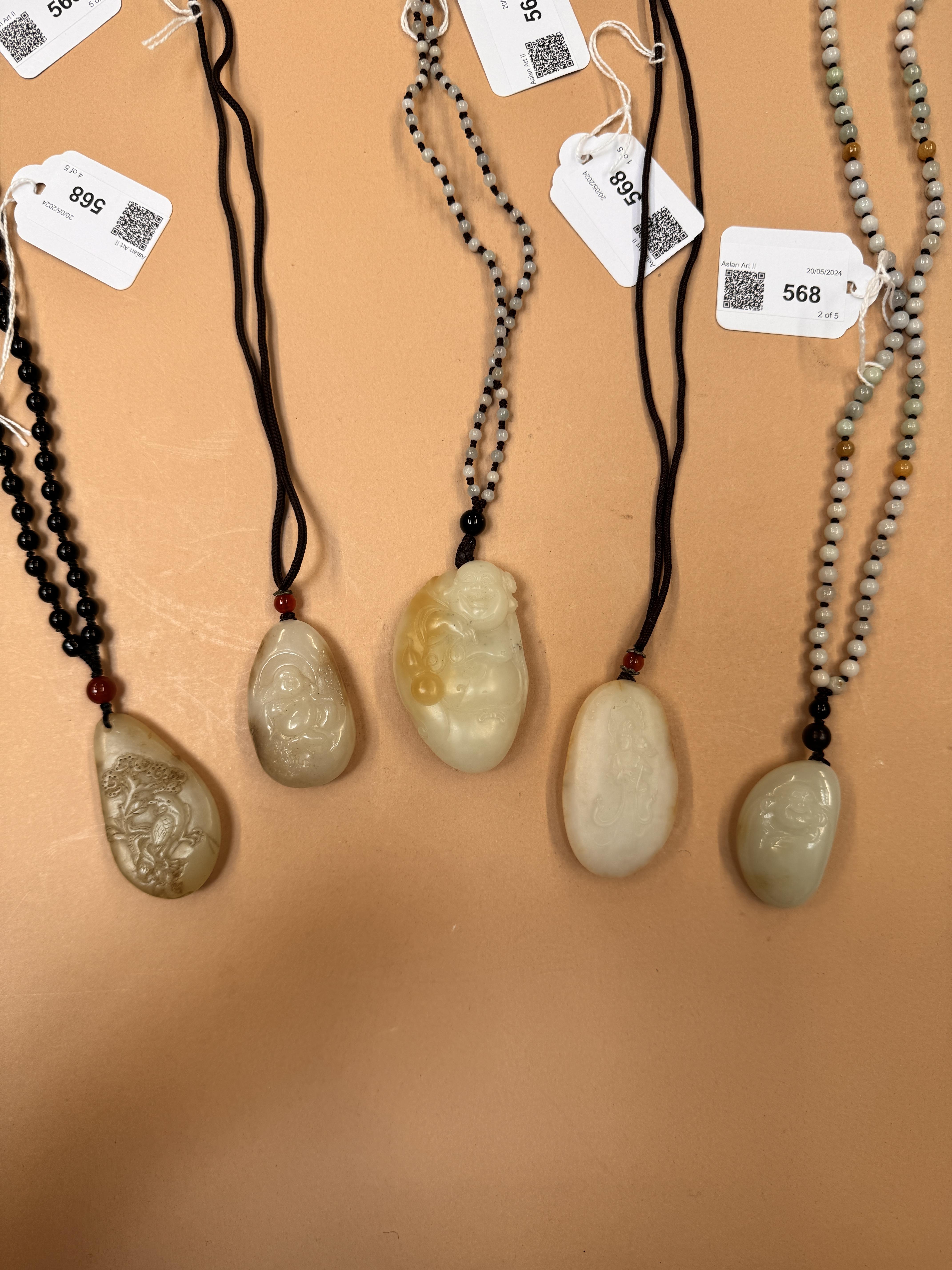 FIVE CHINESE JADE PENDANTS 二十世紀 玉吊飾一組五件 - Image 16 of 18