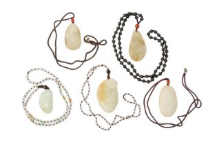 FIVE CHINESE JADE PENDANTS 二十世紀 玉吊飾一組五件