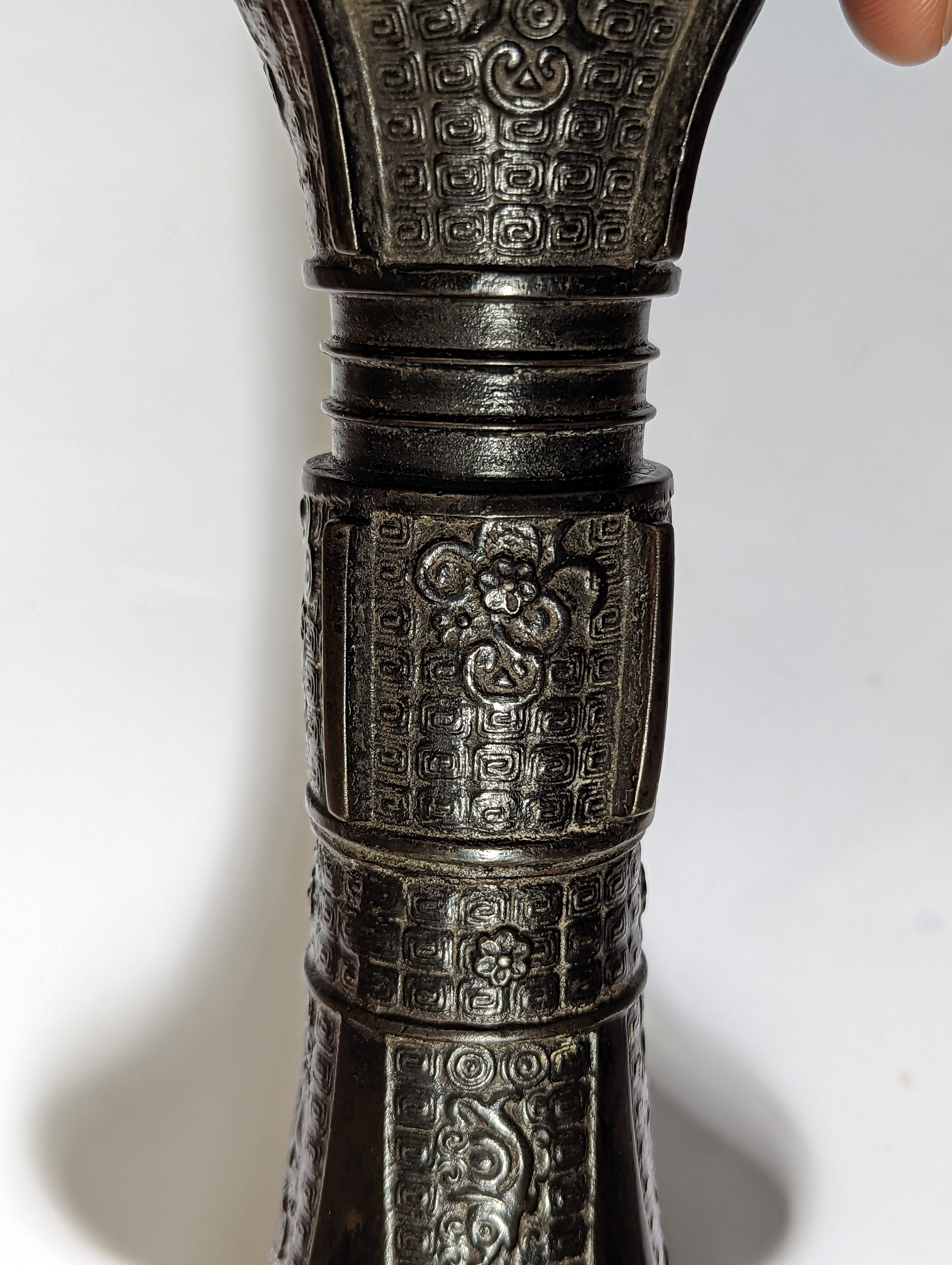 A CHINESE BRONZE ARCHAISTIC VASE, GU 清十八世紀 銅仿古觚 - Image 9 of 13