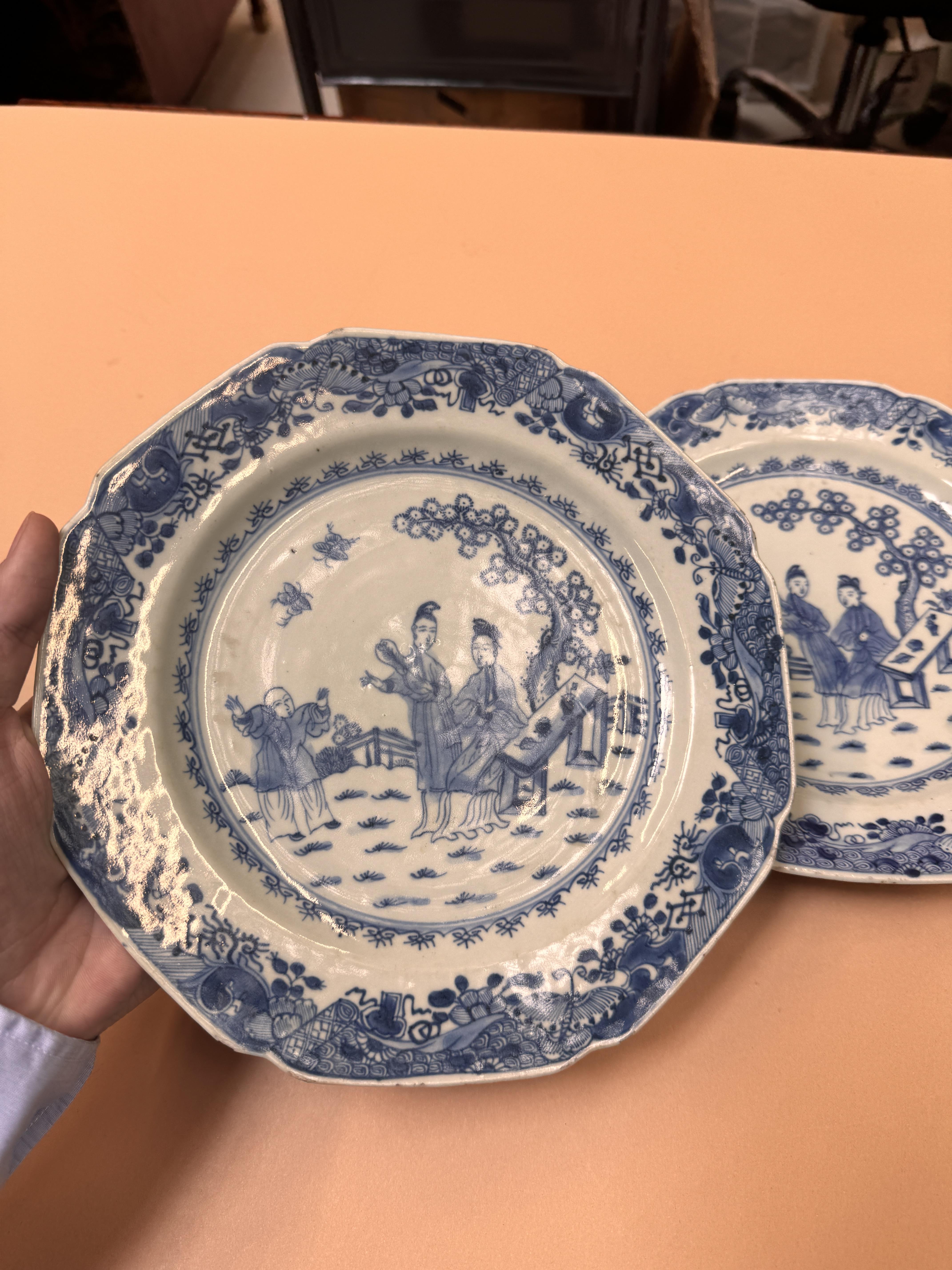 TWO CHINESE EXPORT BLUE AND WHITE DISHES 清十八世紀 外銷青花人物故事圖紋盤兩件 - Image 4 of 11