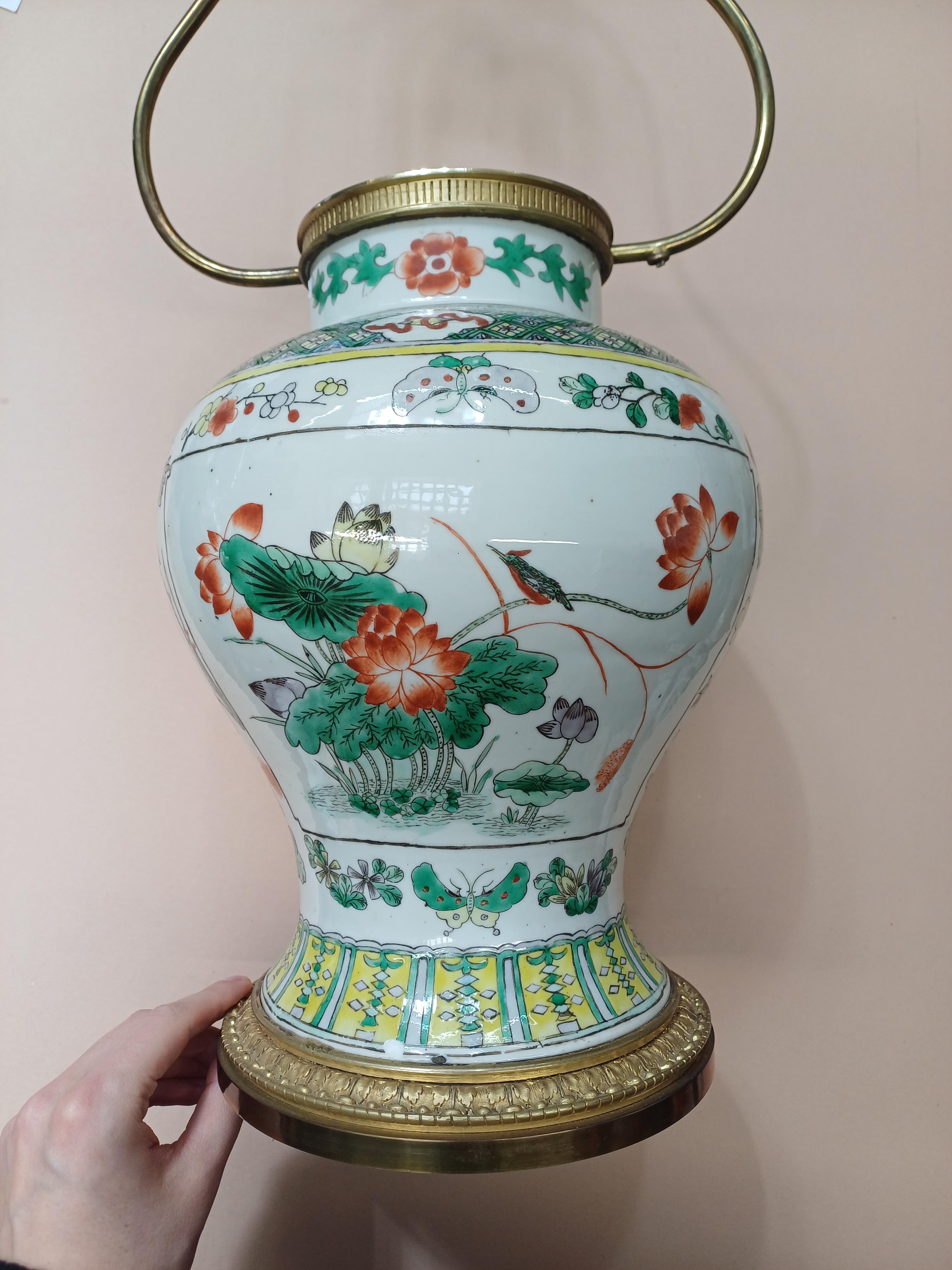 A CHINESE FAMILLE-VERTE 'LOTUS POND' VASE AND COVER 晚清五彩蓮池紋將軍罐 - Image 11 of 14