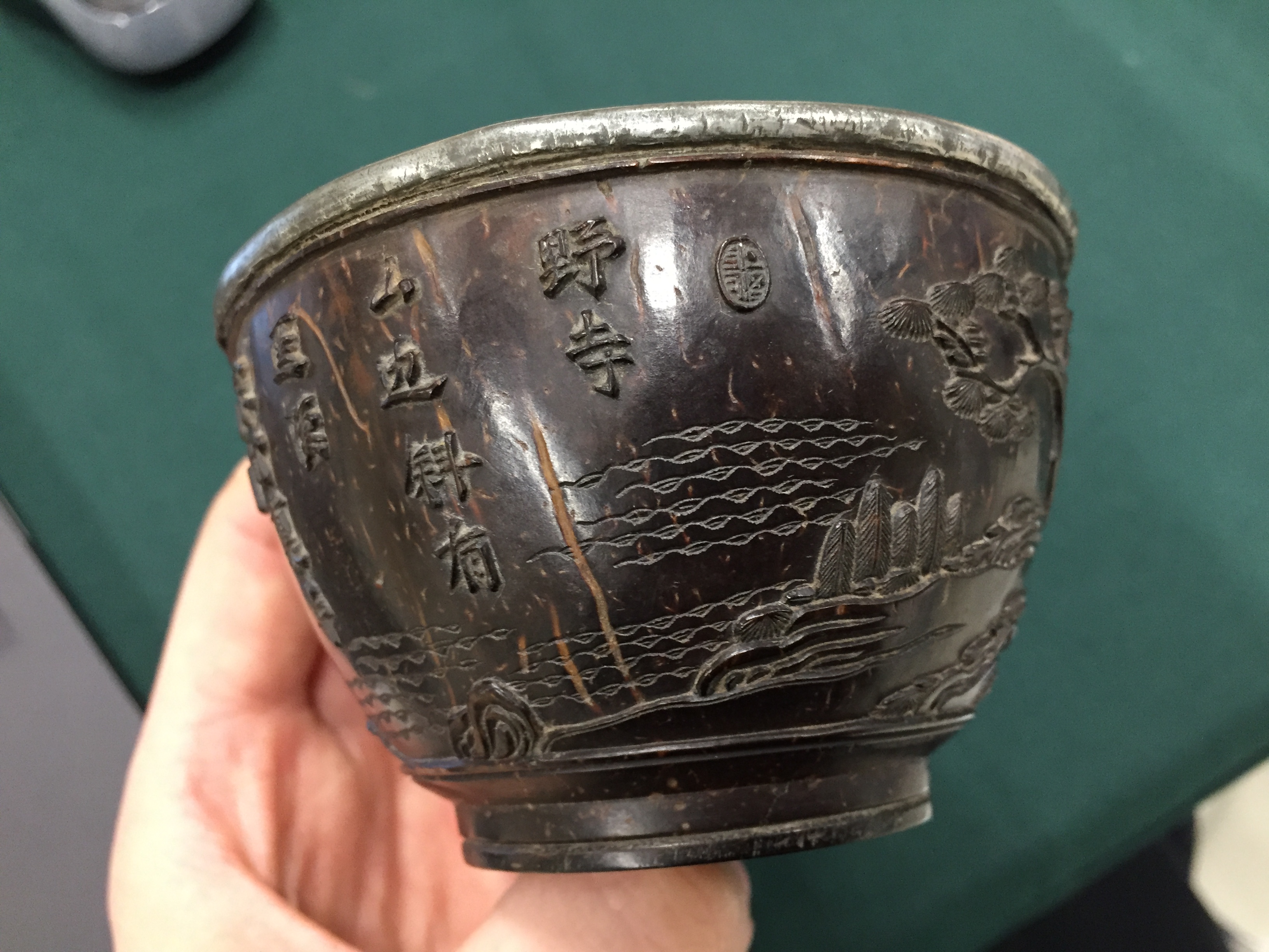 A FINE CHINESE CARVED COCONUT CUP 清十八世紀 椰殼刻山水圖紋盃 - Image 11 of 13