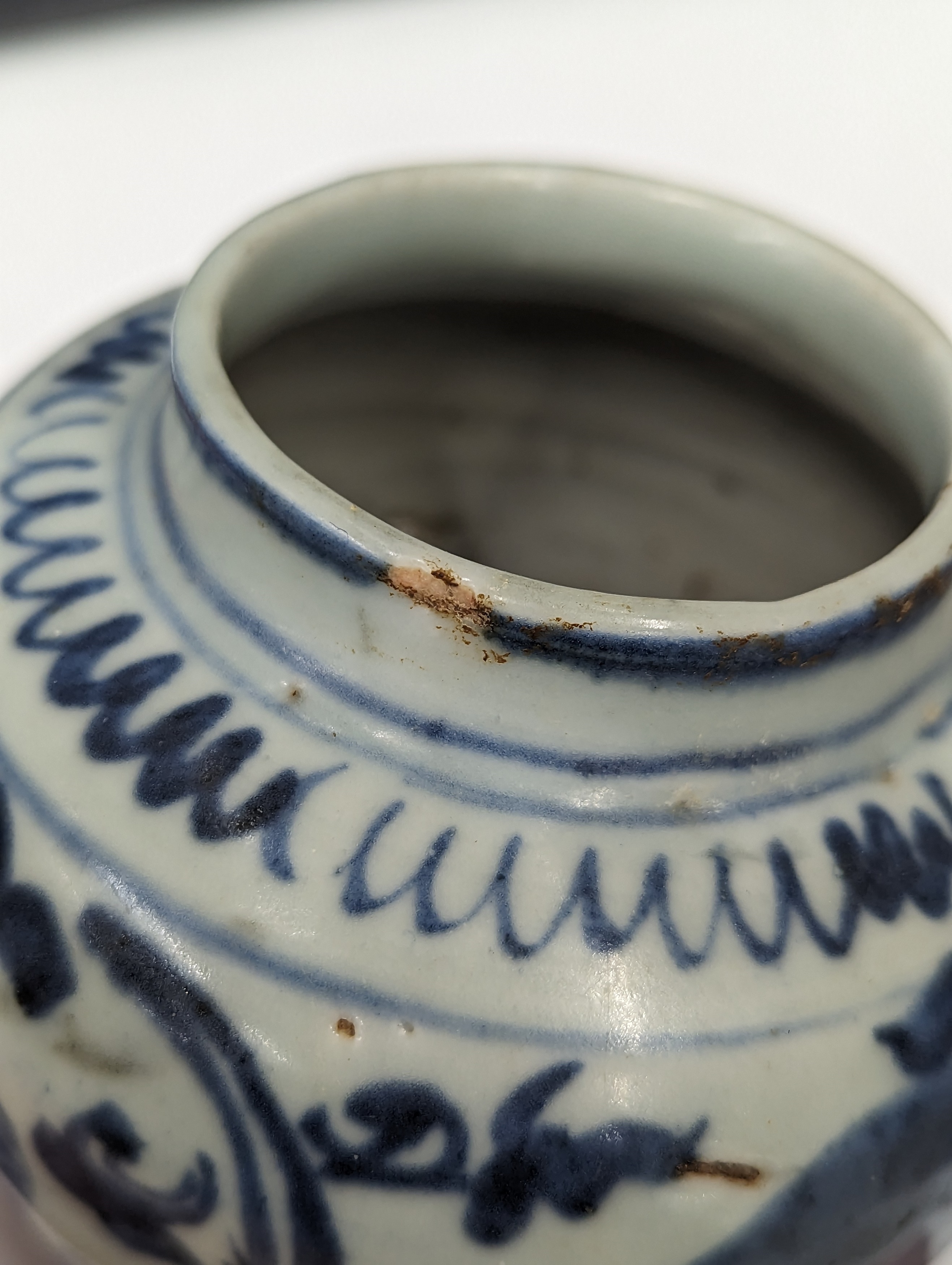 A SMALL CHINESE BLUE AND WHITE JAR 明 青花花卉紋小罐 - Image 7 of 11