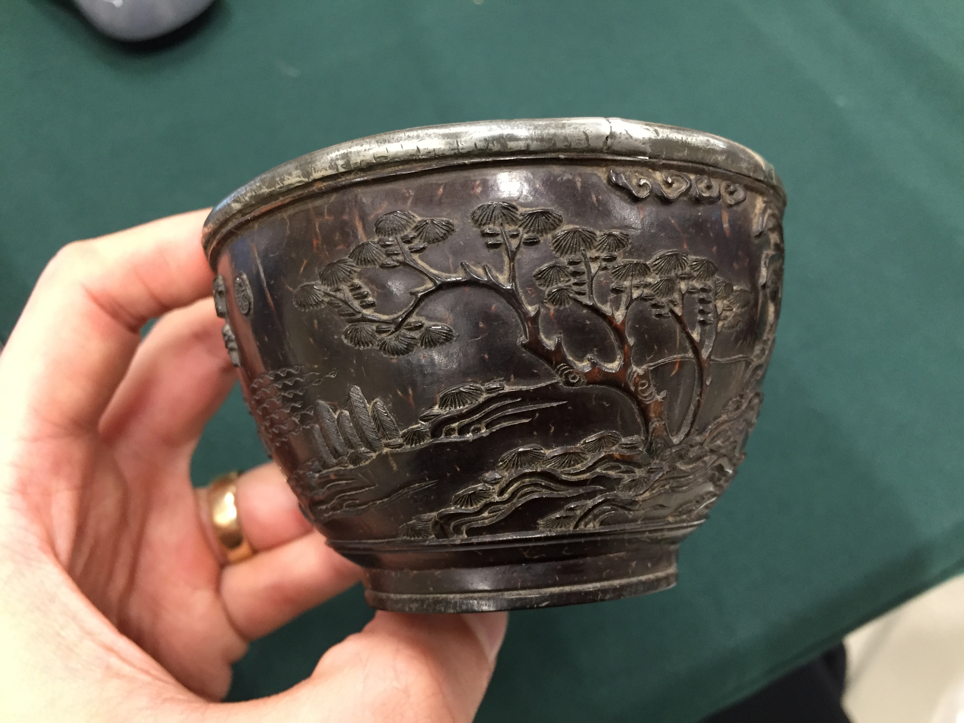 A FINE CHINESE CARVED COCONUT CUP 清十八世紀 椰殼刻山水圖紋盃 - Image 10 of 13
