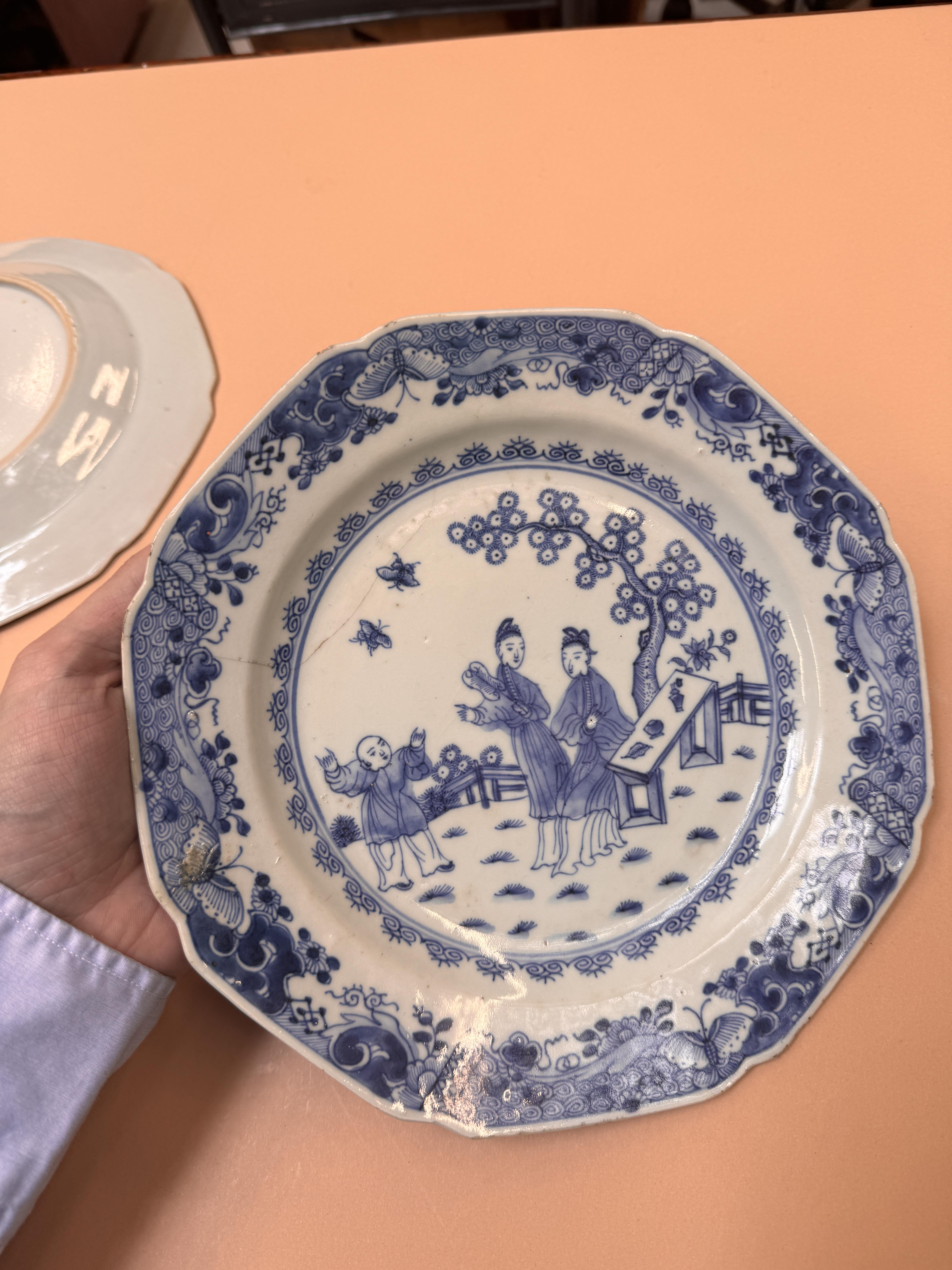 TWO CHINESE EXPORT BLUE AND WHITE DISHES 清十八世紀 外銷青花人物故事圖紋盤兩件 - Image 6 of 11