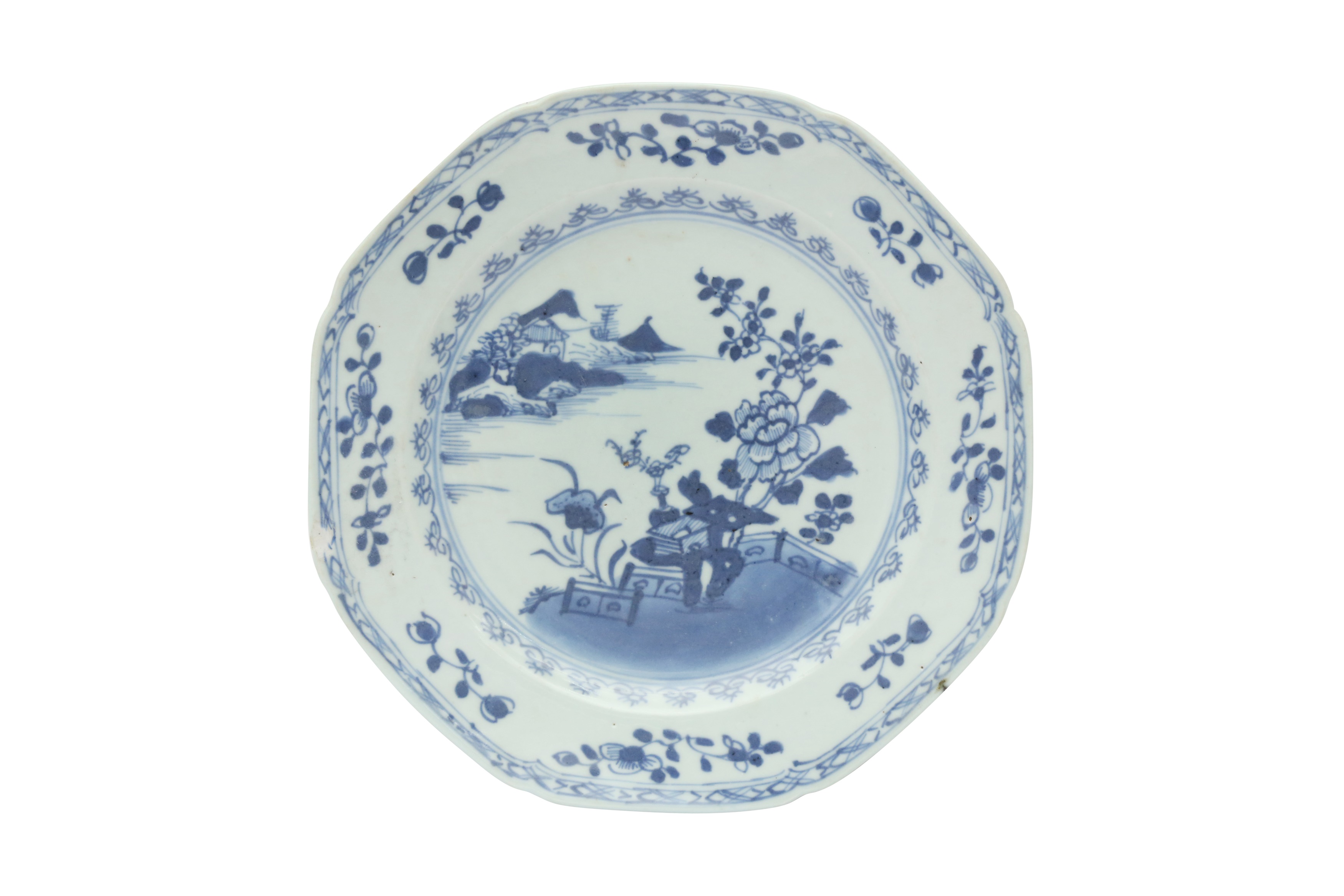 TWO CHINESE EXPORT BLUE AND WHITE DISHES 清十八世紀 外銷青花盤兩件 - Image 3 of 12