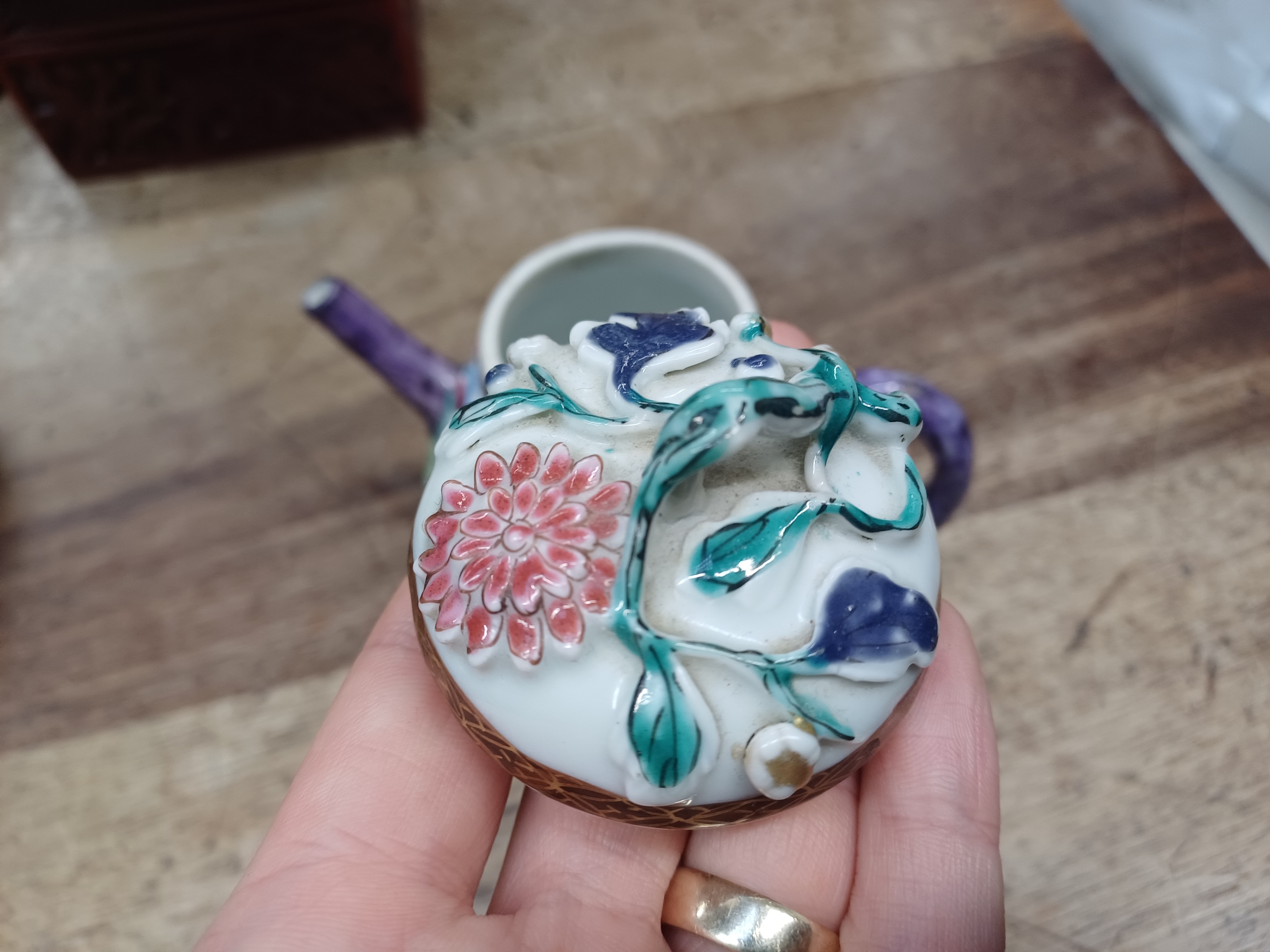 A CHINESE FAMILLE-ROSE MOULDED 'BLOSSOMS' TEAPOT, COVER AND SAUCER 清雍正 粉彩花卉茶壺連碟 - Image 14 of 15