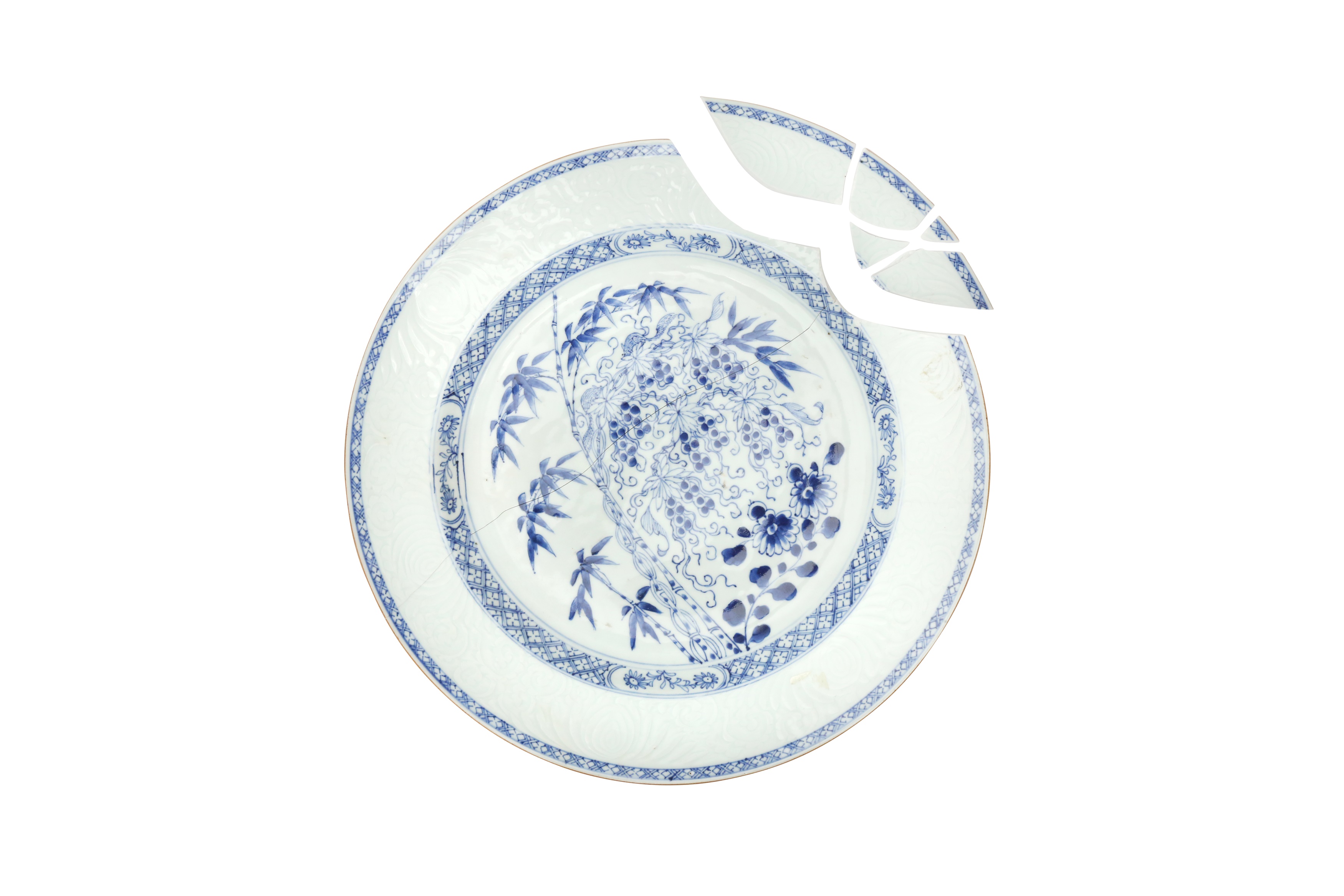 TWO LARGE CHINESE BLUE AND WHITE DISHES 清十八世紀 青花葡萄花竹紋大盤兩件 - Image 3 of 3