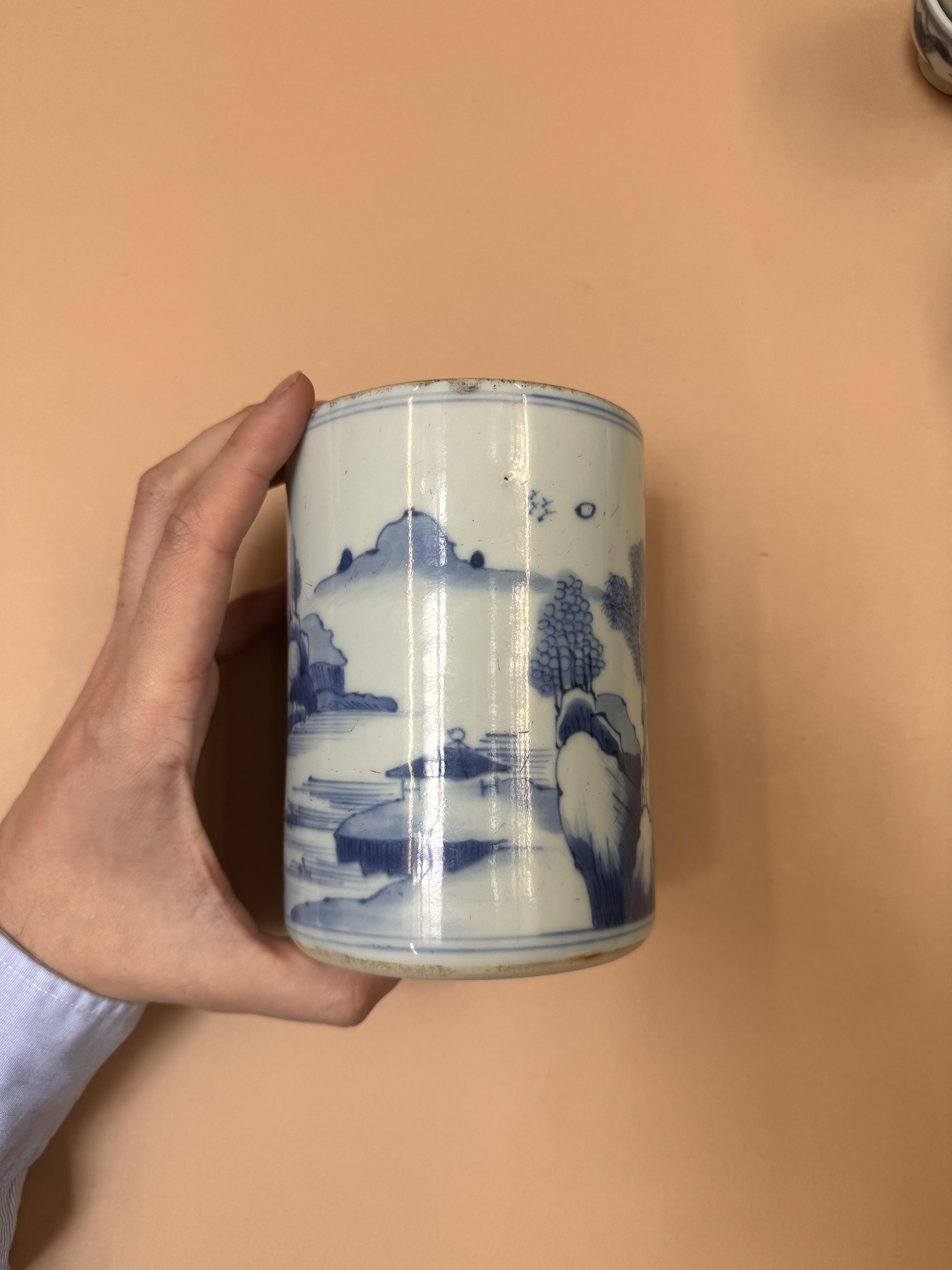 A CHINESE BLUE AND WHITE 'LANDSCAPE' BRUSH POT, BITONG 清 青花山水人物故事圖紋筆筒 - Image 17 of 20